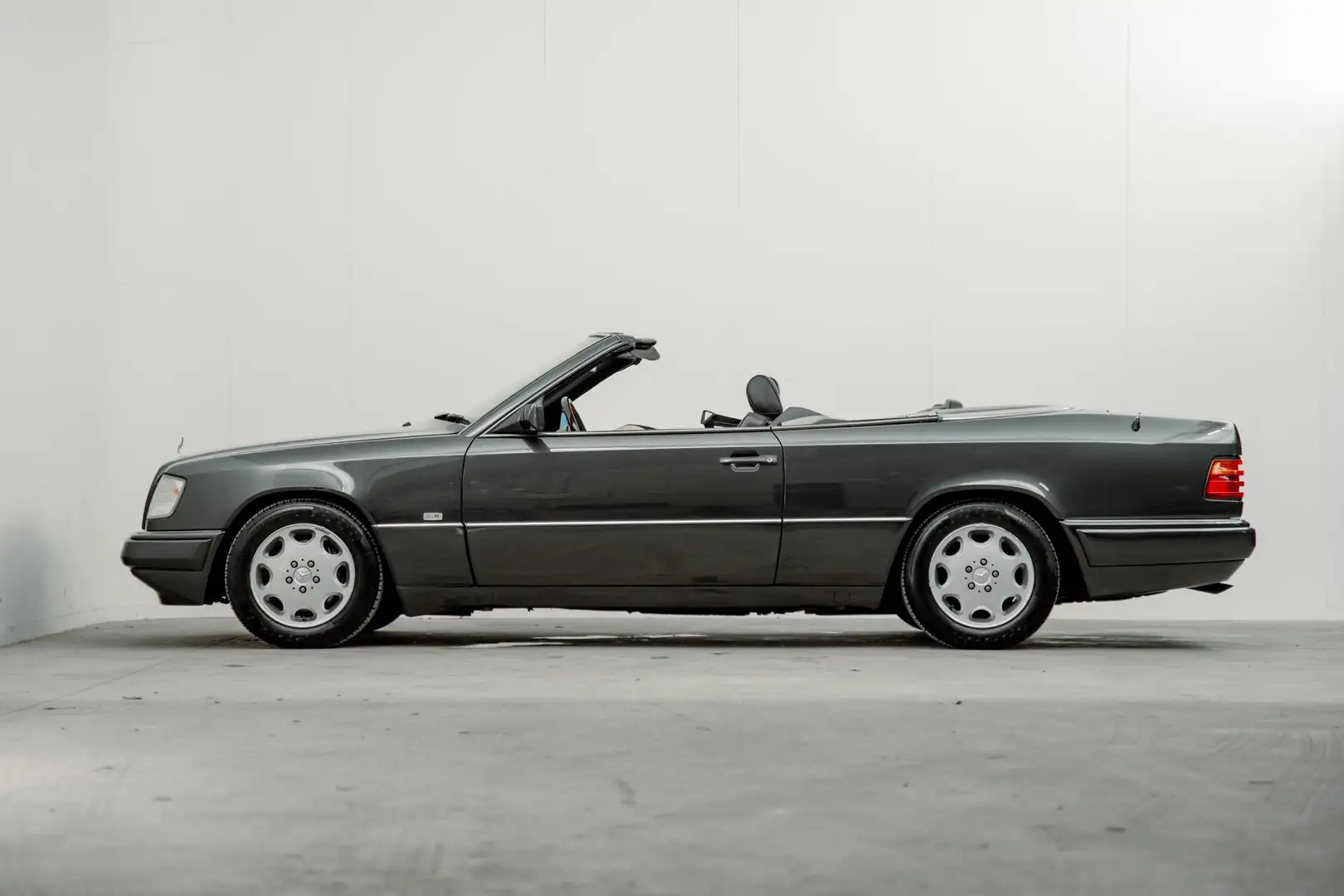 Mercedes-Benz CE 300 (W124) E Cabrio 300 CE-24 Mercedes-Benz (W124) Cab Schwarz - 2