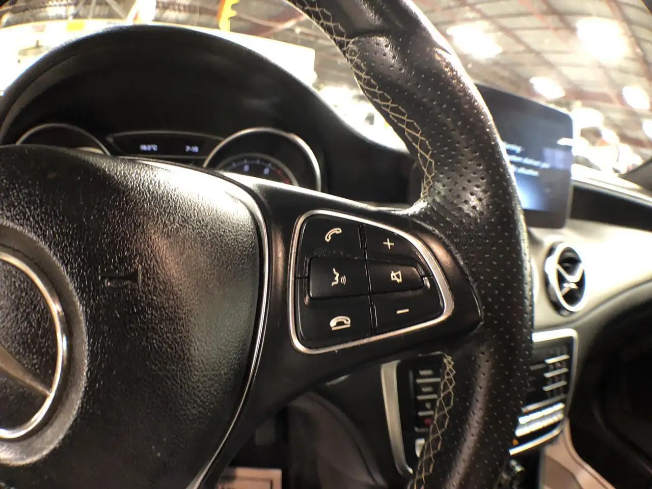 Mercedes-Benz GLA снимка Mercedes-Benz GLA