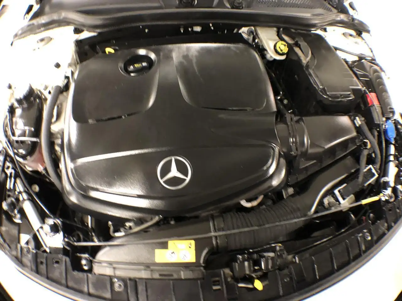 Mercedes-Benz GLA снимка Mercedes-Benz GLA
