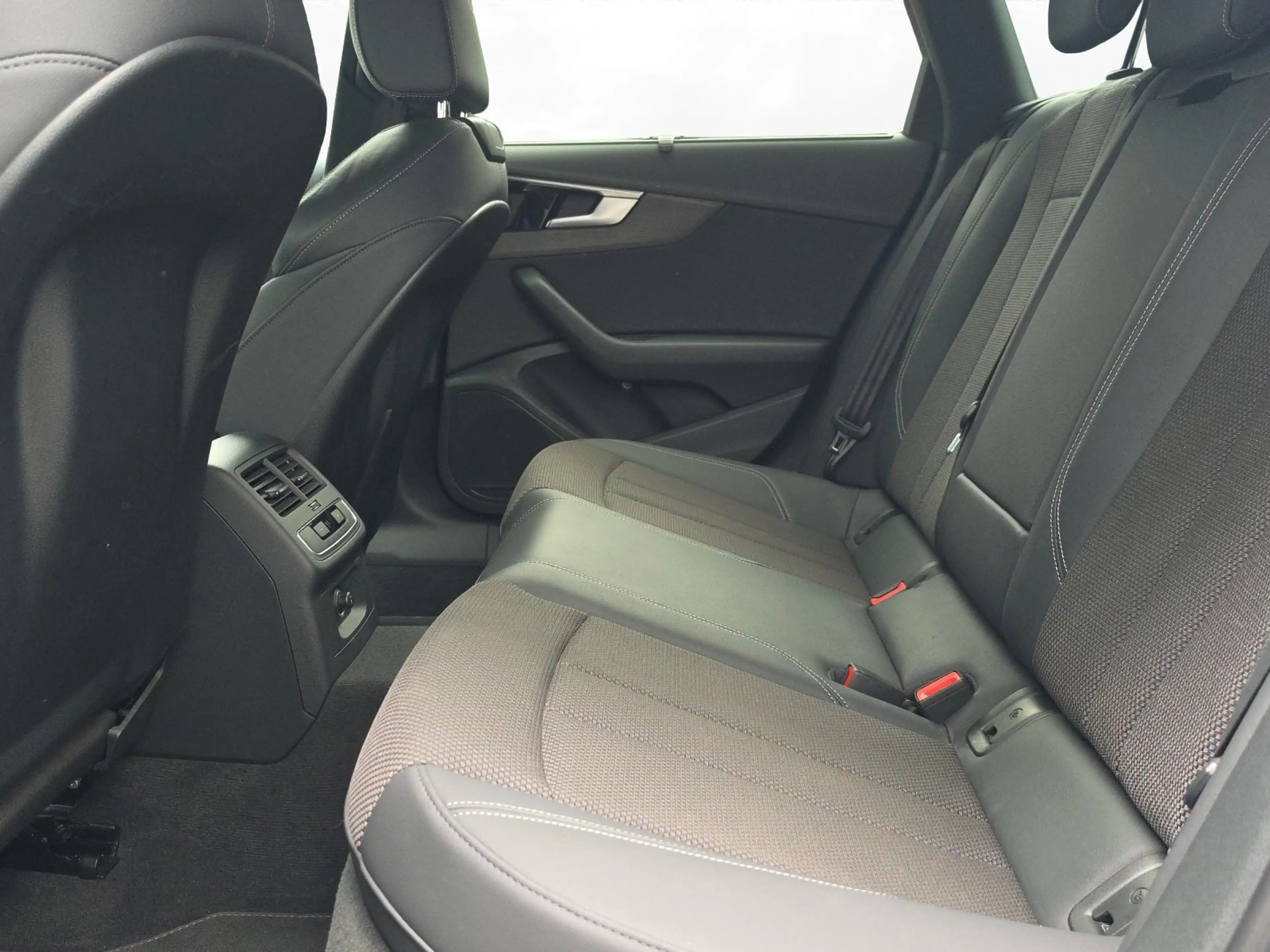Audi A4 Avant 35 TDI S tronic S LINE | MMI NAVI PLUS — photo 12