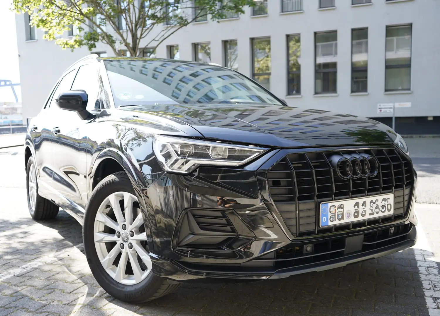 Audi Q3 35 TFSI advanced Schwarz - 1