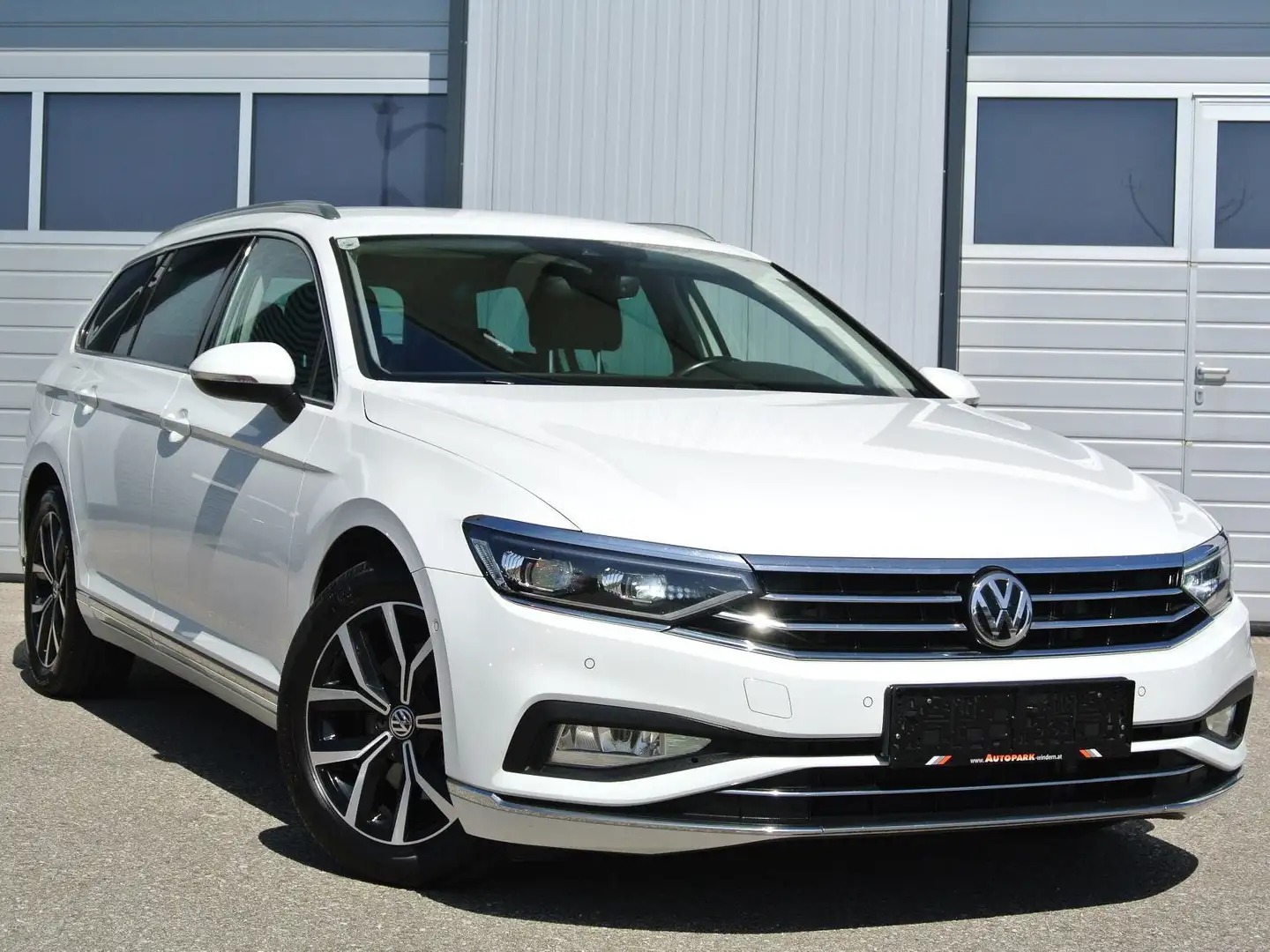 Volkswagen Passat Variant 2.0 TDI Elegance DSG * R-Line *Matrix-LED * LEDER Weiß - 1