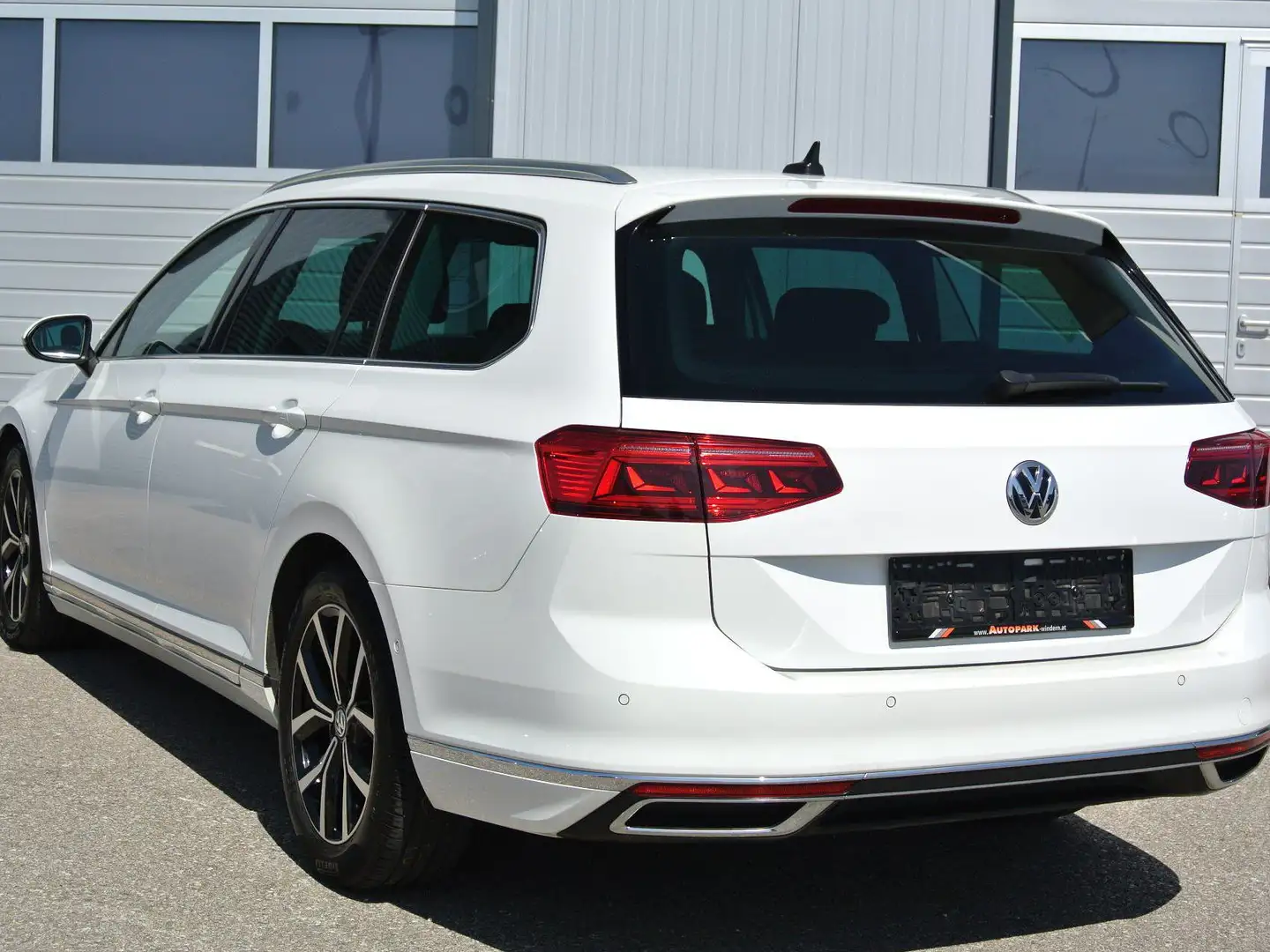 Volkswagen Passat Variant 2.0 TDI Elegance DSG * R-Line *Matrix-LED * LEDER Weiß - 2
