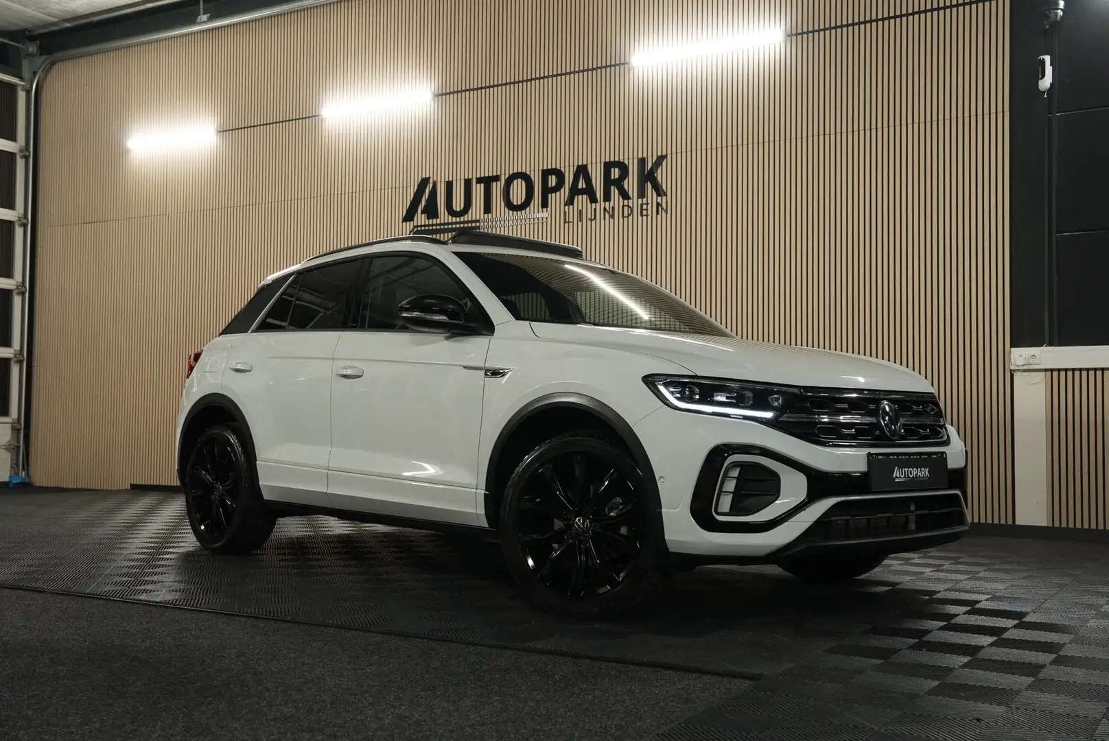 Volkswagen T-Roc 1.5 TSI 3x R-LINE/PANO/IQ LIGHT/VIRTUAL/FABRIEKSGA Wit - 1