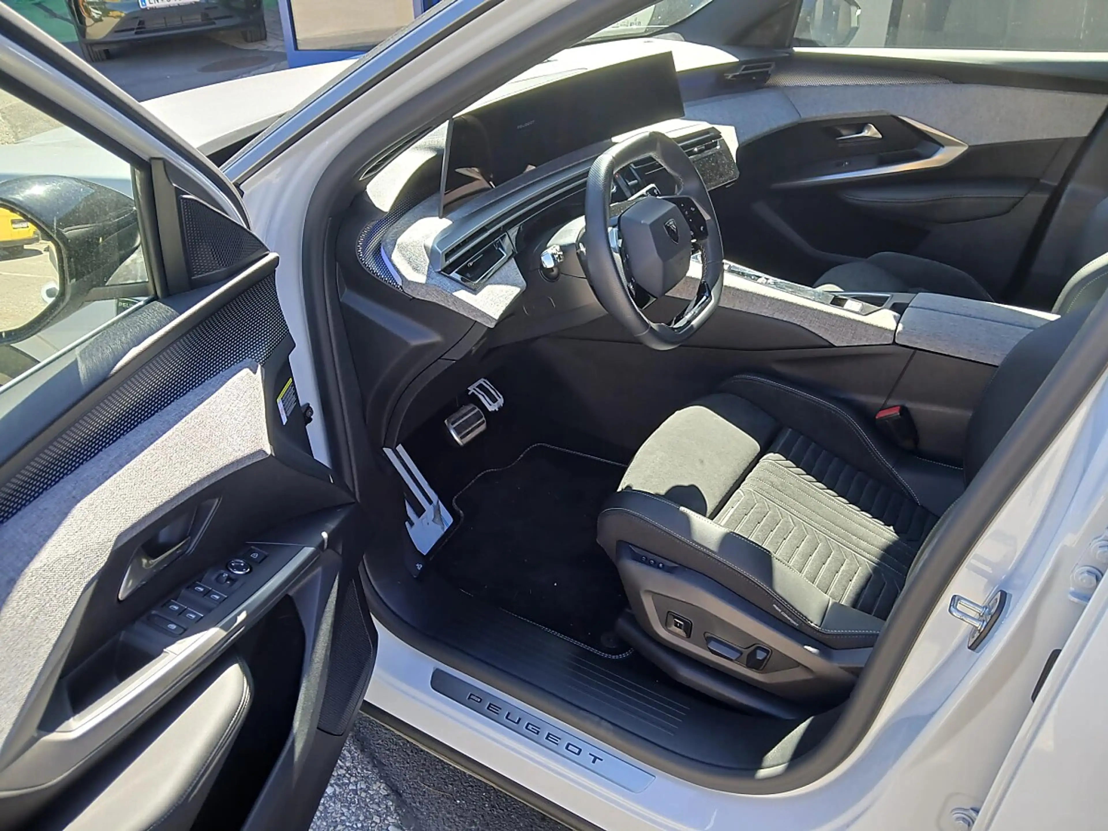 Peugeot 5008 PHEV 225 e-DCS7 Aut. — photo 6