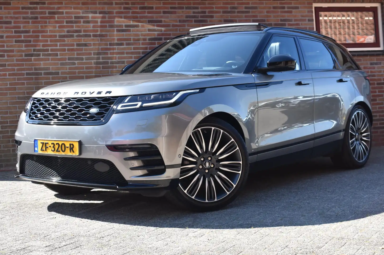 Land Rover Range Rover Velar 3.0 V6 AWD R-Dynamic HSE '19 LED Pano Clima Leder Grijs - 1