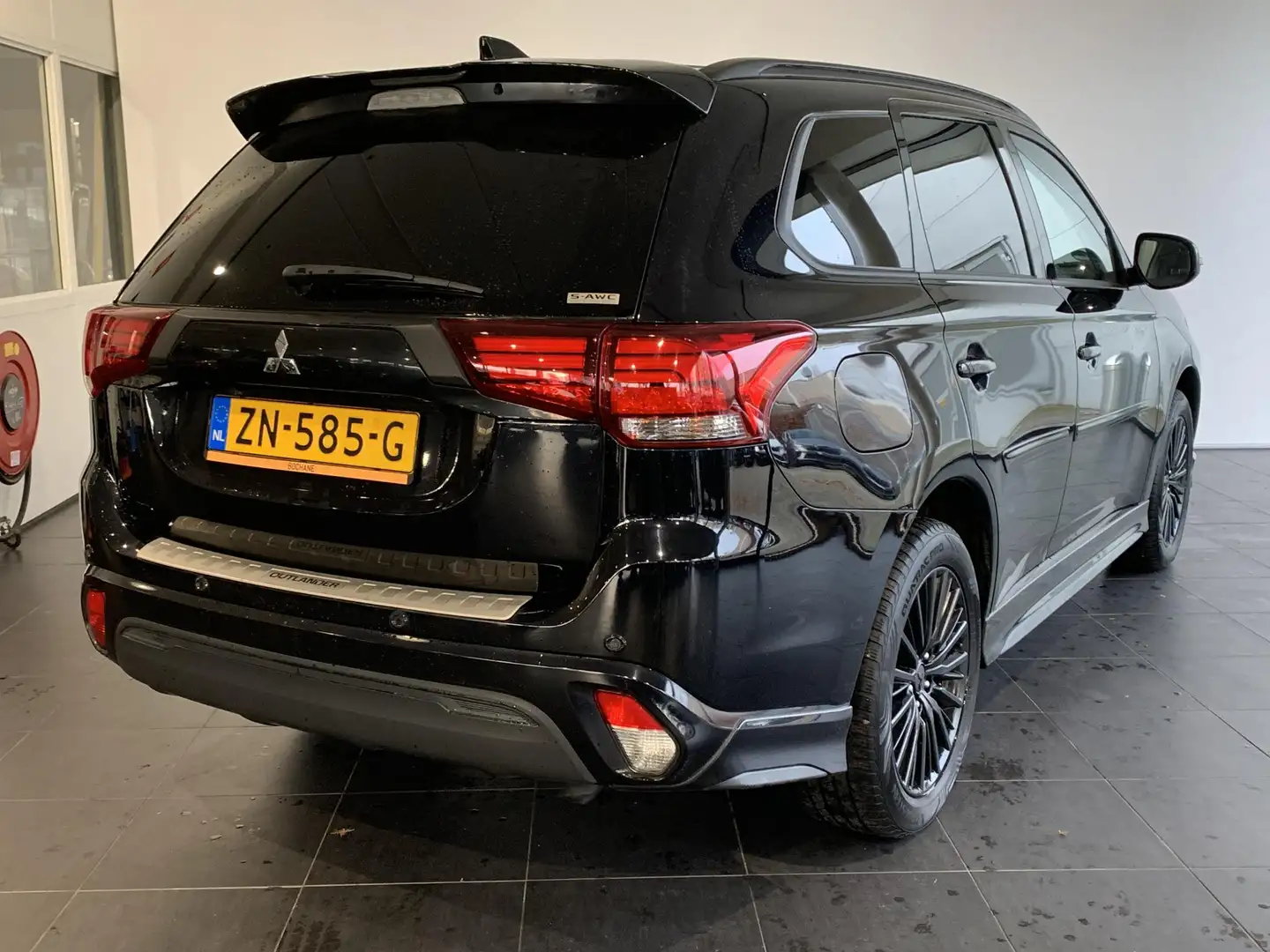 Mitsubishi Outlander 2.4 PHEV Intense+ ELEKTRISCH SCHUIF/KANTELDAK | EL Zwart - 2