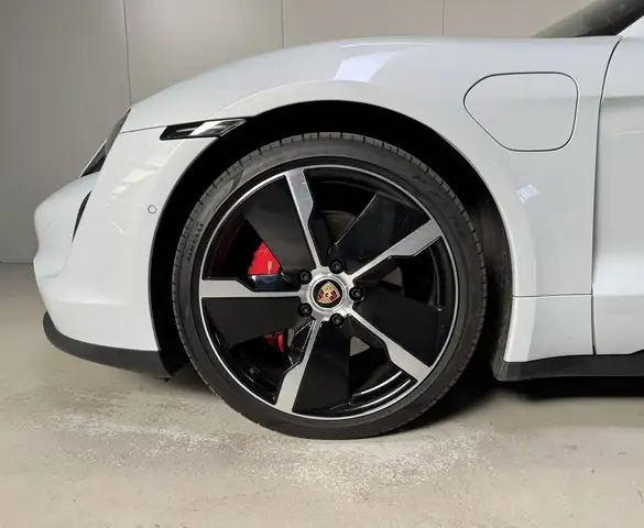 Porsche Taycan view 7