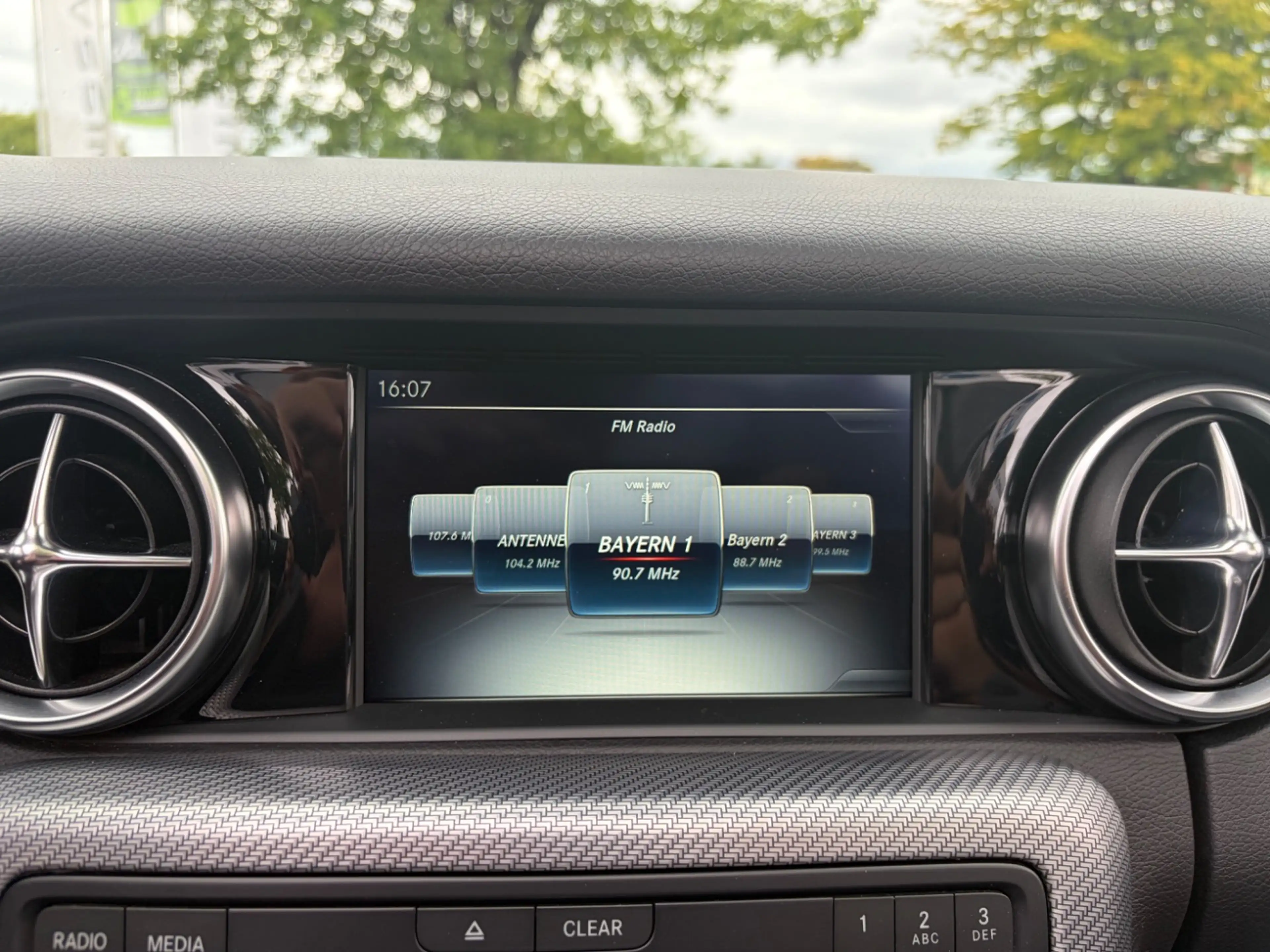 Mercedes-Benz SLC 200 AT PANO*LED*NAV*H&K*AIRSCARF*SHZ*PDC*LM18 — photo 12