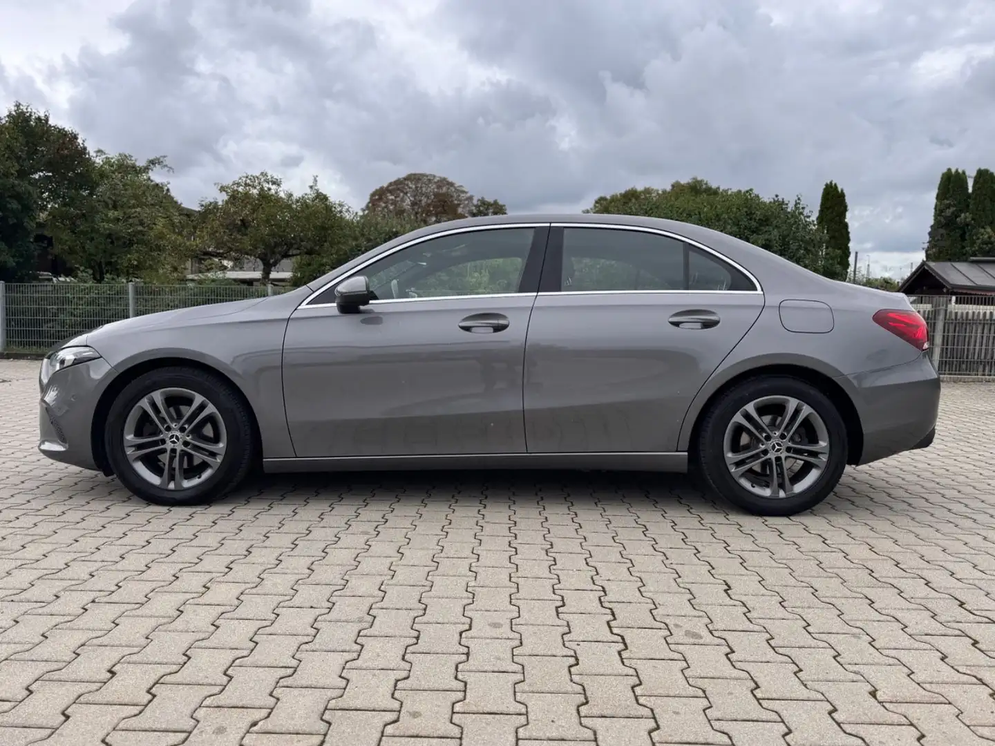 Mercedes-Benz A 180 d Lim. MBUX Progressive LED Navi 1.Hand Gris - 2