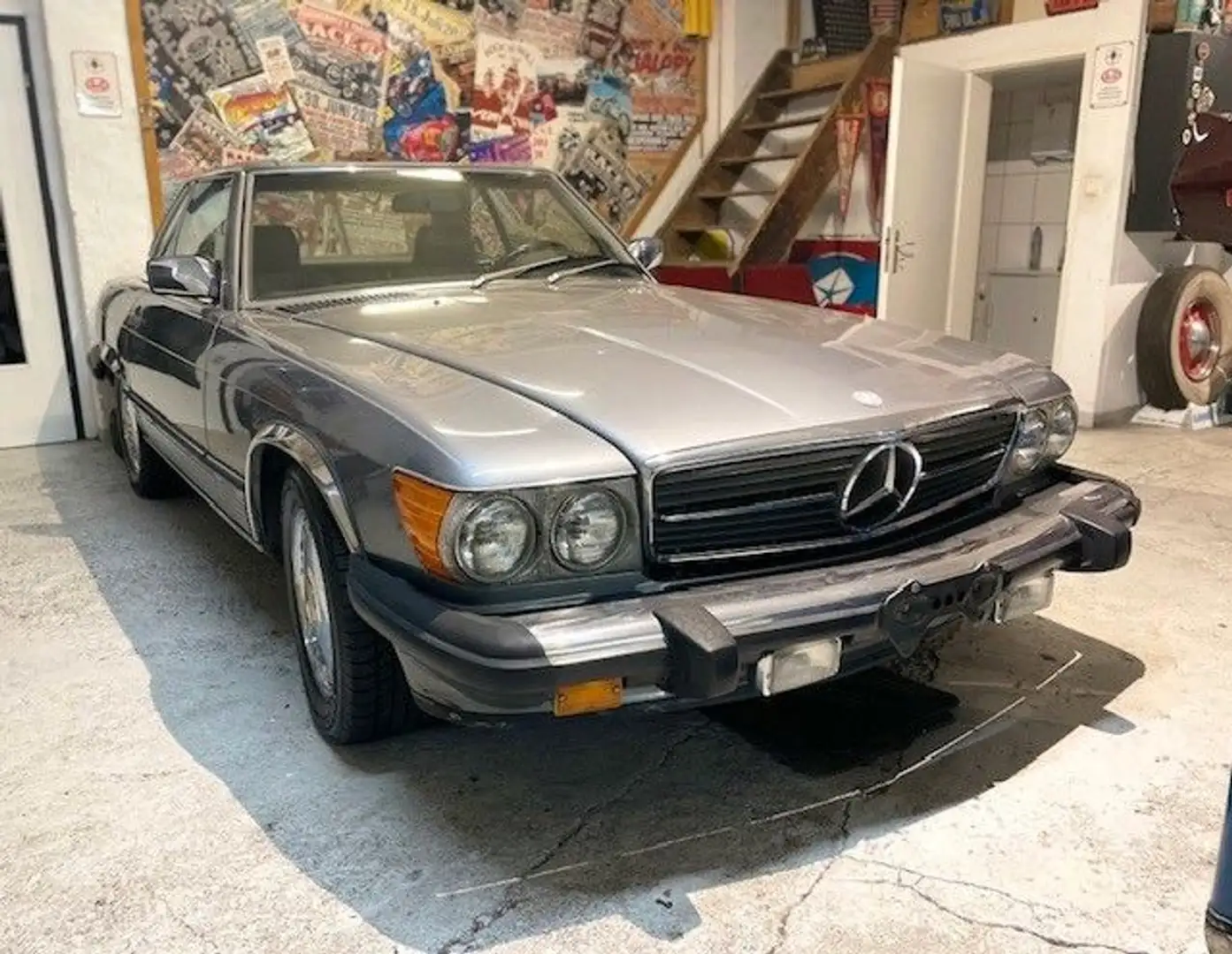 Mercedes-Benz 560 W107 SL Convertible - 1