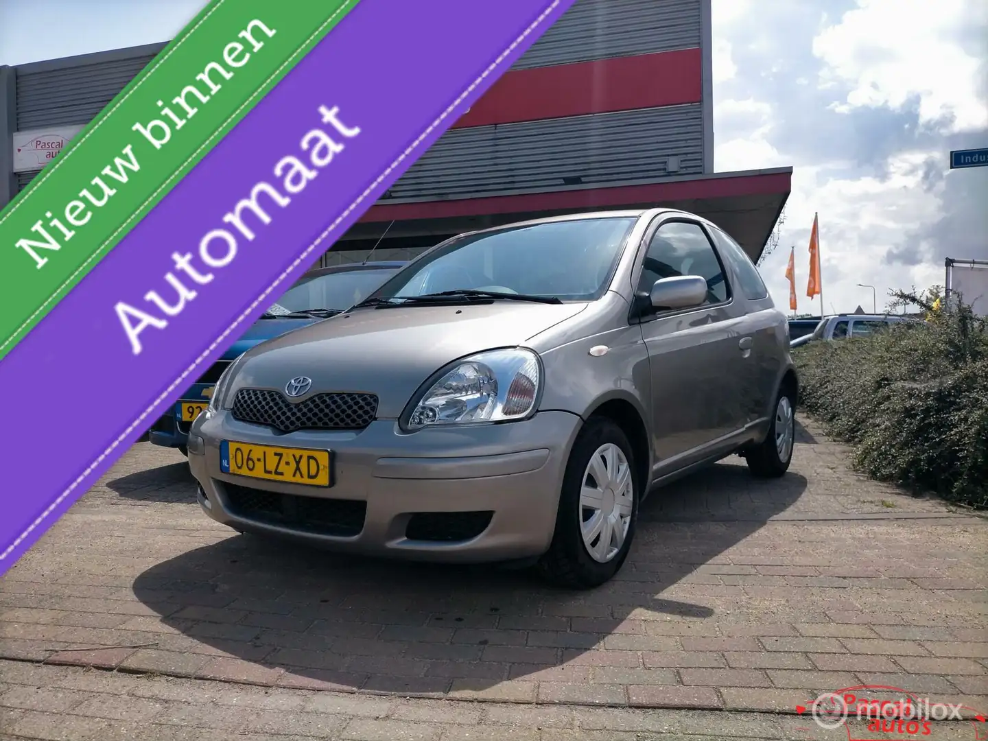Toyota Yaris 1.3 VVT-i Sol Automaat Gris - 1