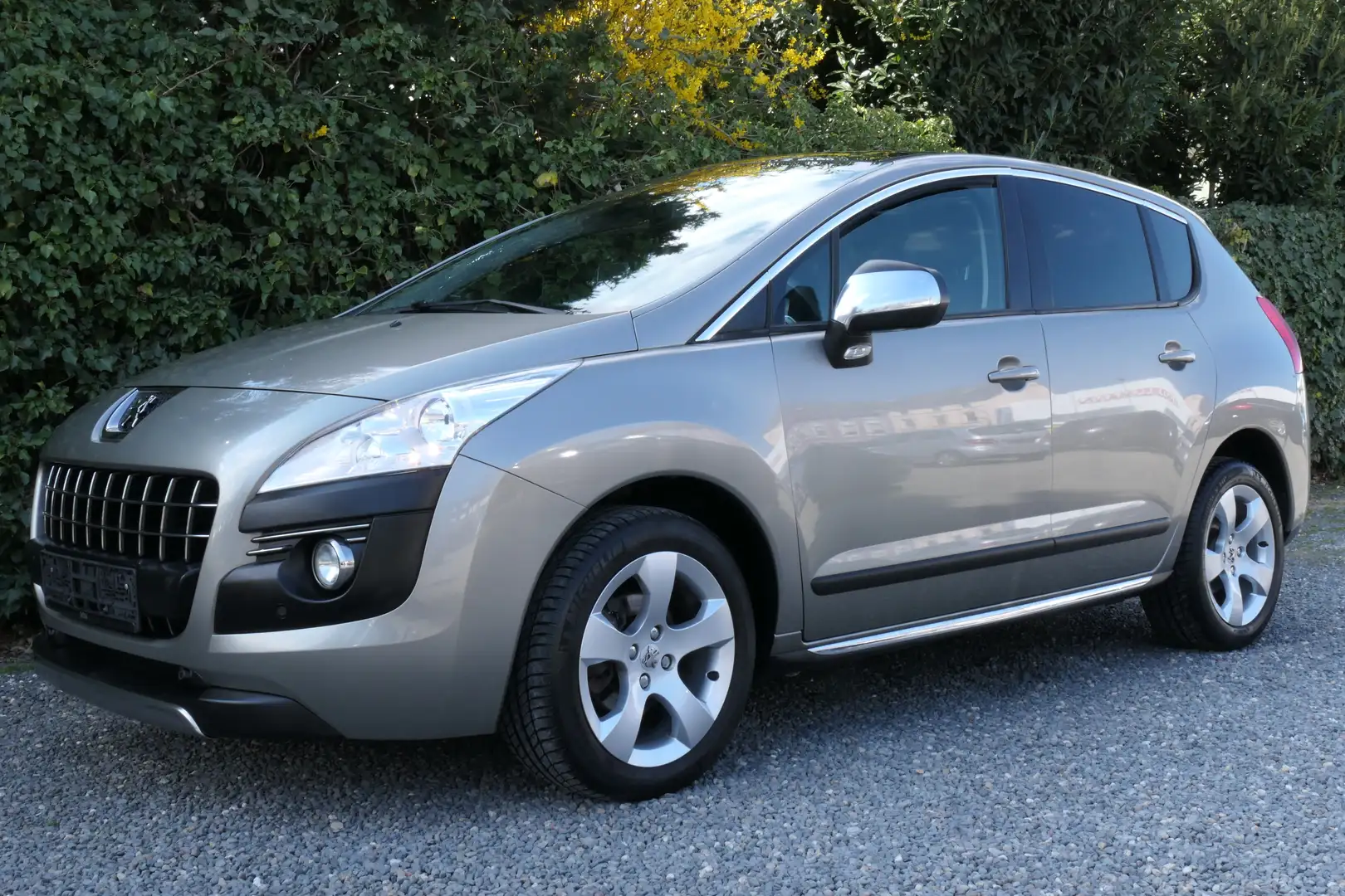 Peugeot 3008 Allure e-HDi FAP 115+Aut.+PDC+Panorama+Tüv+Neu Grau - 1
