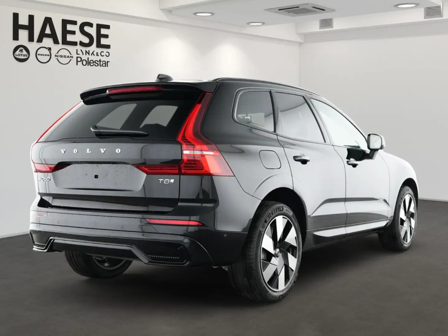 Volvo XC60 T8 Plus Dark Recharge Plug-In Hybrid AWD el.AHK HU Schwarz - 2