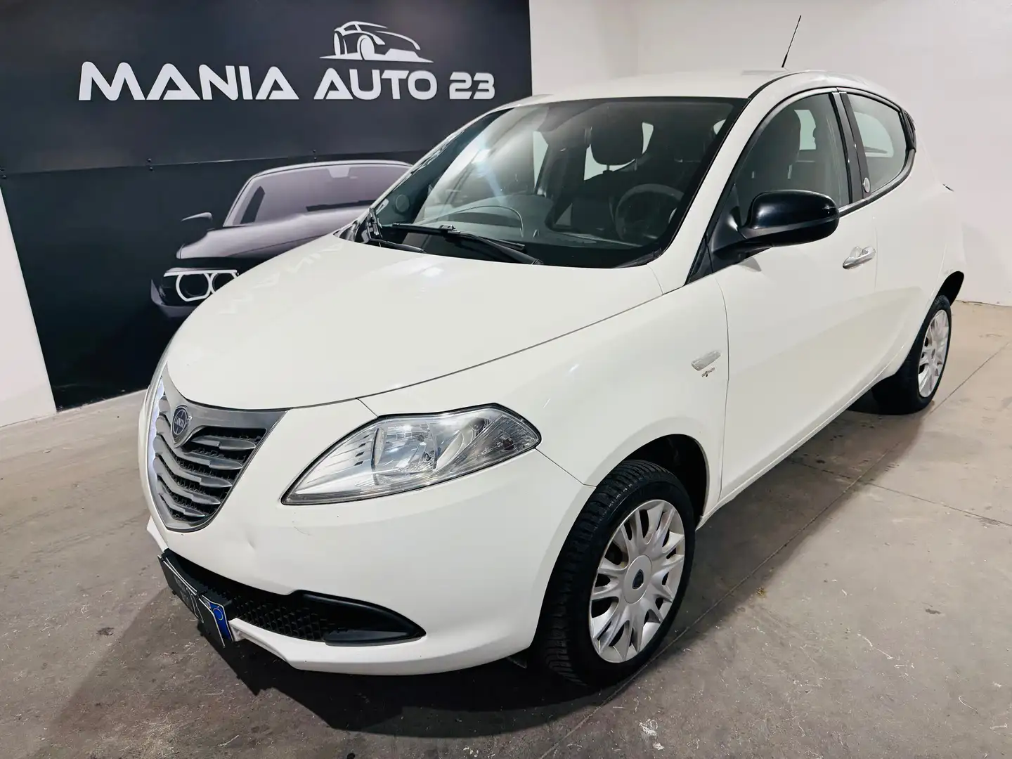 Lancia Ypsilon Ypsilon III 0.9 t.air Elefantino ecochic*GPL* 80cv Blanc - 1