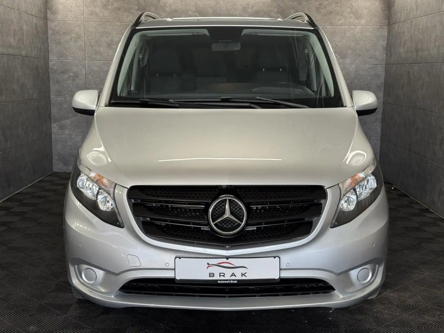 Mercedes-Benz Vito Tourer 116 CDI Pro lang 9-Sitzer*Tempo*AHK* Silber - 2