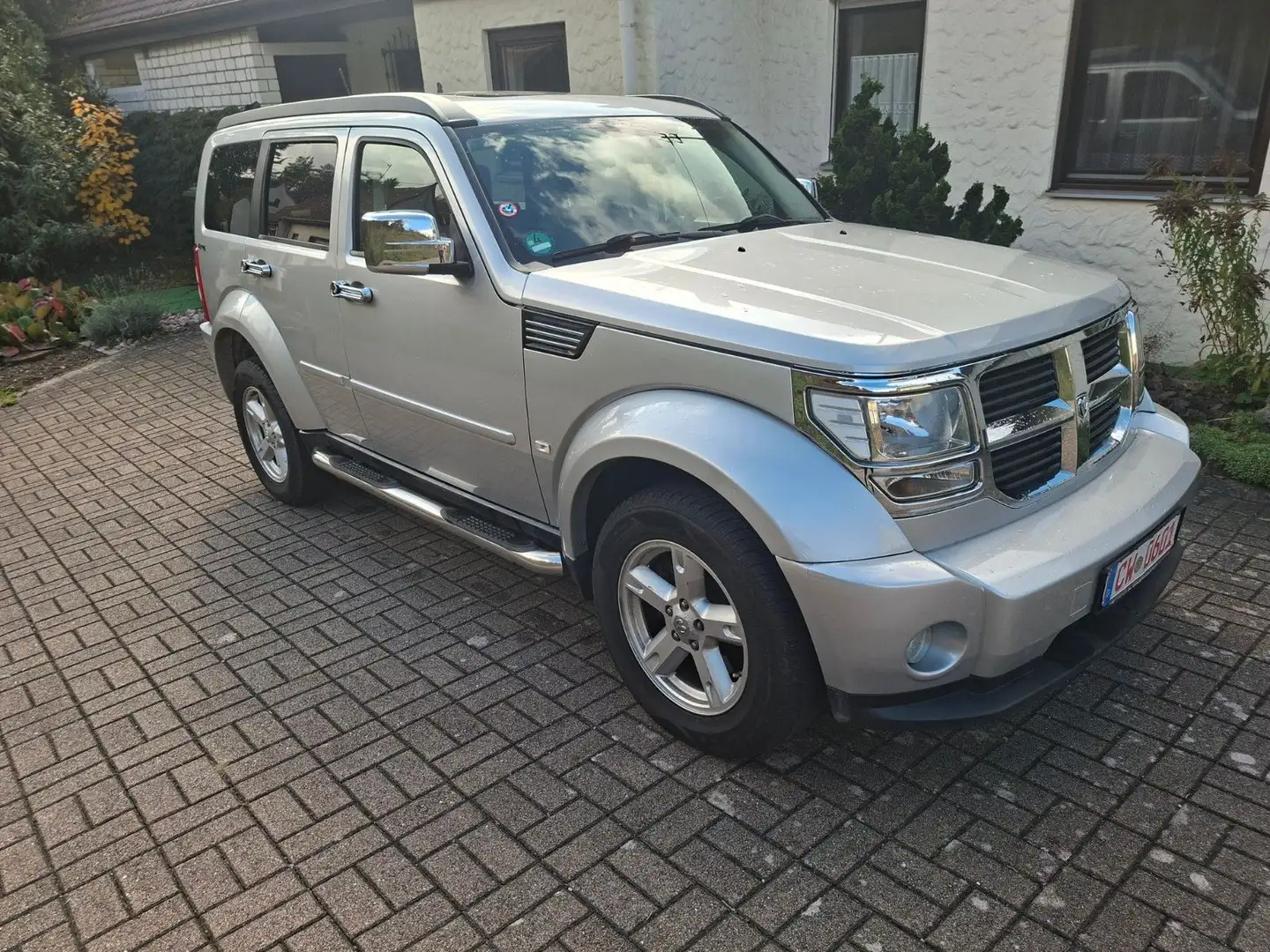 Dodge Nitro SXT Silber - 1