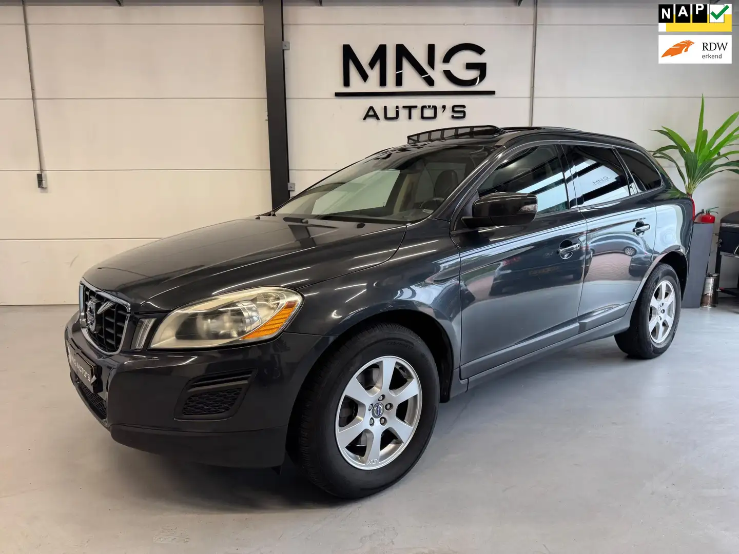 Volvo XC60 2.0 D3 Kinetic|PANO|LEDER|PDC|ELEK.KLEP|NAP| Grijs - 1