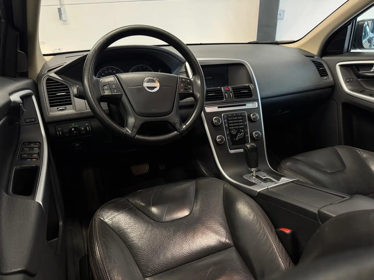 Volvo XC60 2.0 D3 Kinetic|PANO|LEDER|PDC|ELEK.KLEP|NAP| Grijs - 2