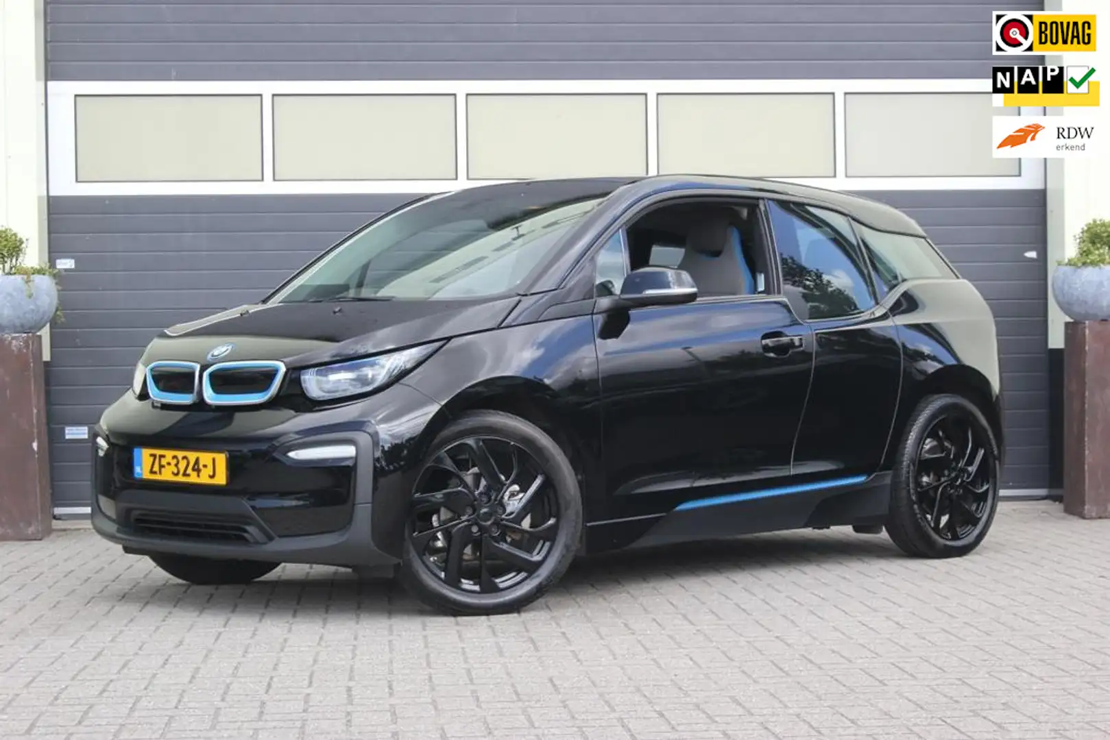 BMW i3 Basis 94Ah 33 kWh | DAB+ | Navigatie professional Zwart - 1