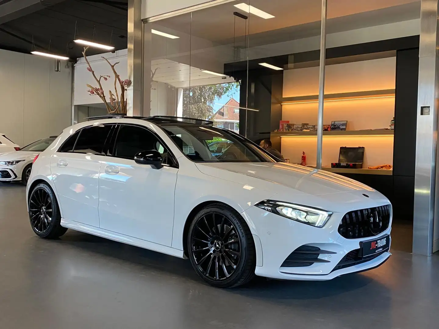 Mercedes-Benz A 220 Amg night Pano ''A35 package" Sfeerverl. Camera Zwart - 1