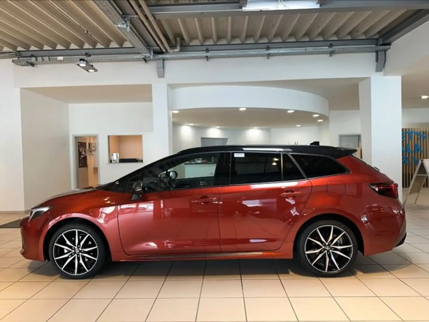 Toyota Corolla TS Hyb GR Sport (Kamera, Apple Carplay) Pomarańczowy - 2