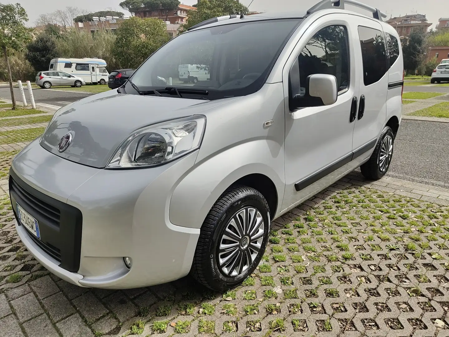 Fiat Qubo 1.3 mjt 75cv versione Trekking Gris - 2