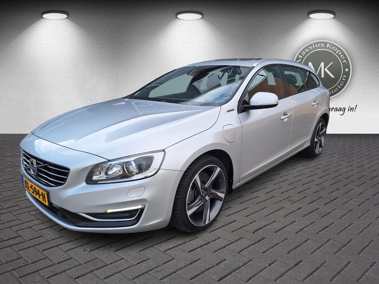Volvo V60 2.4 D6 AWD Hybrid, R-Design 10-2016, Schuifdak, Le Argent - 1