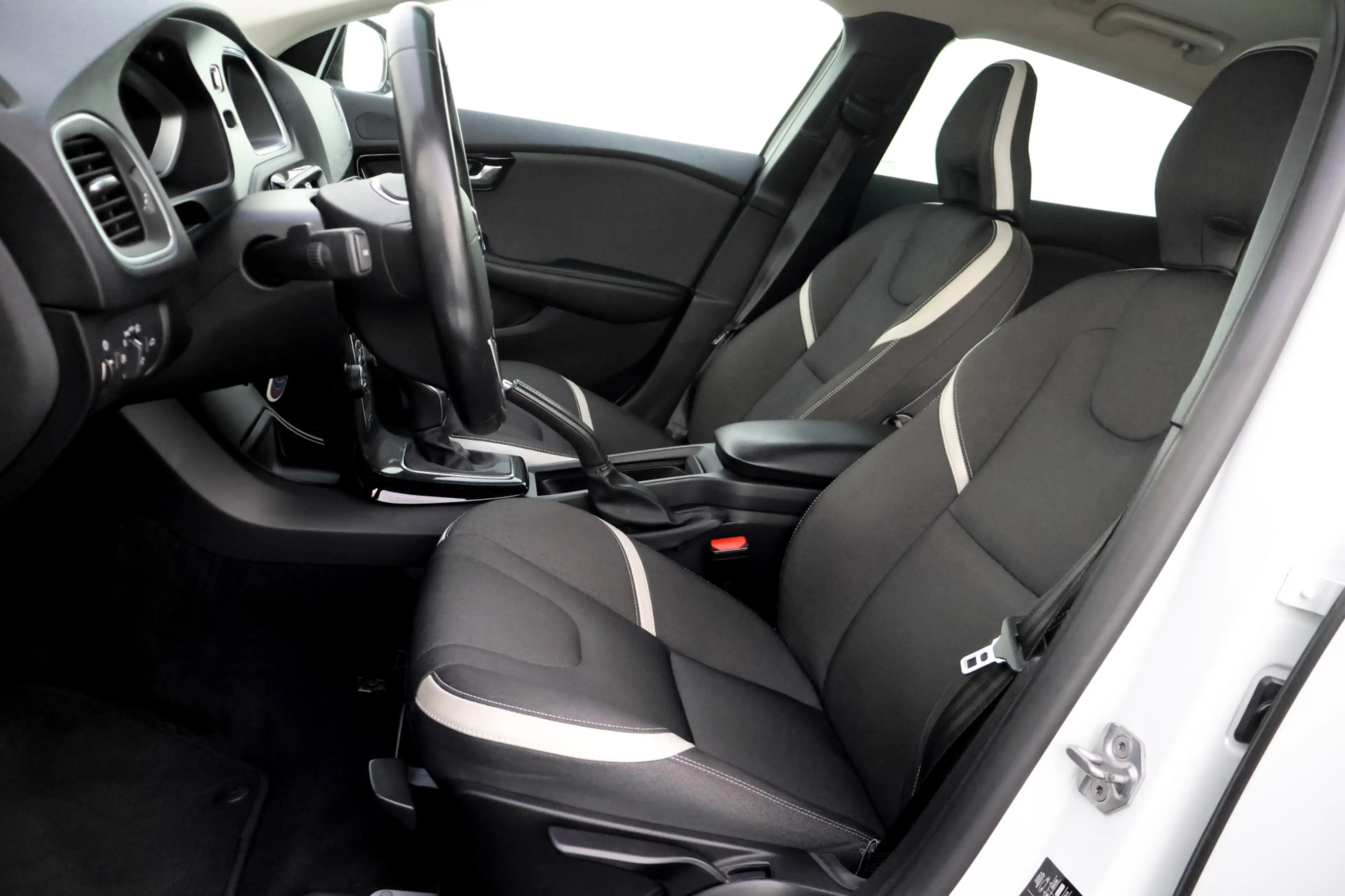 Volvo V40 Cross Country 1.5 T3 Dynamic Edition FULL LED | NAVI | STOELVERW — photo 10