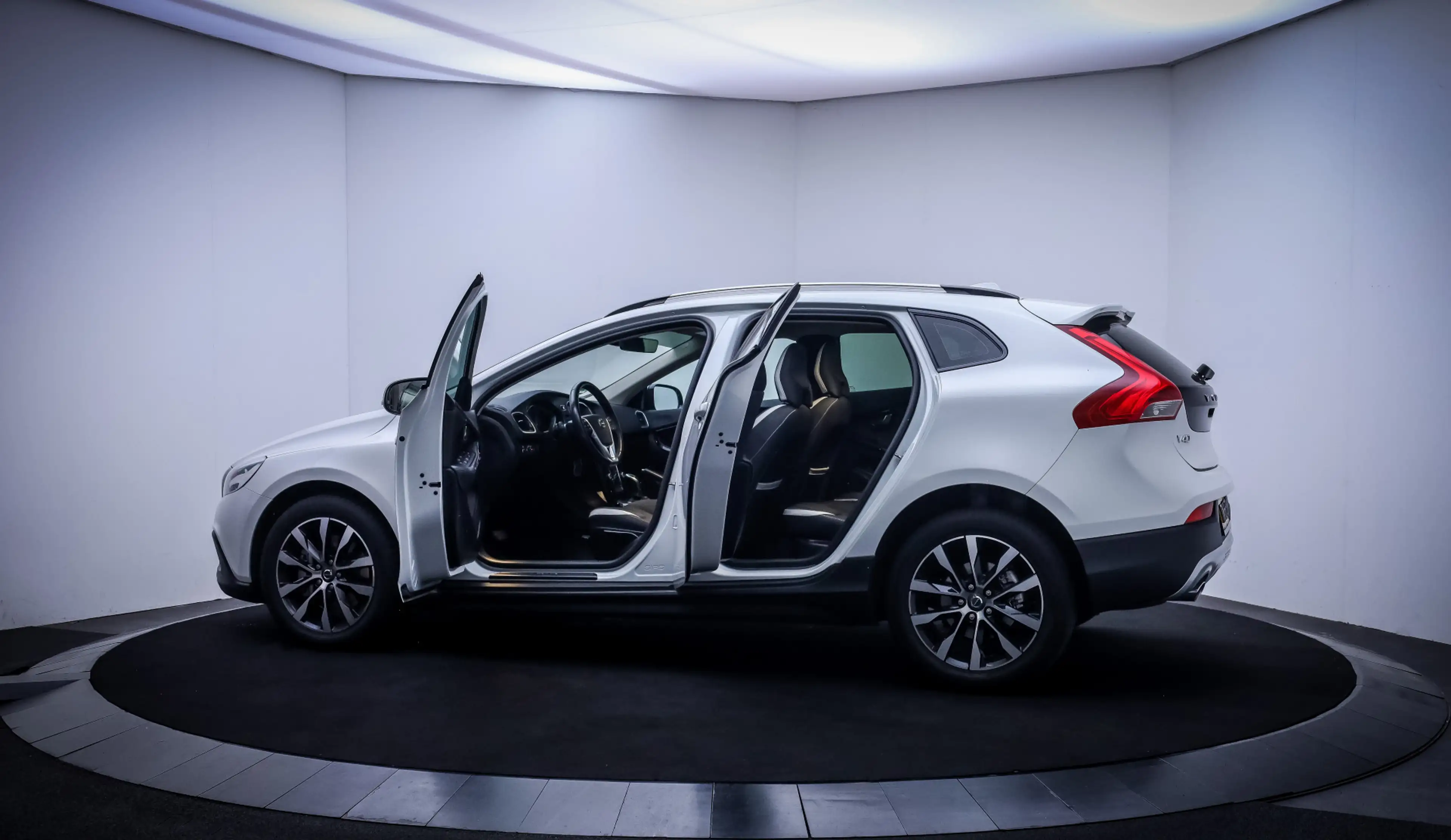 Volvo V40 Cross Country 1.5 T3 Dynamic Edition FULL LED | NAVI | STOELVERW — photo 9