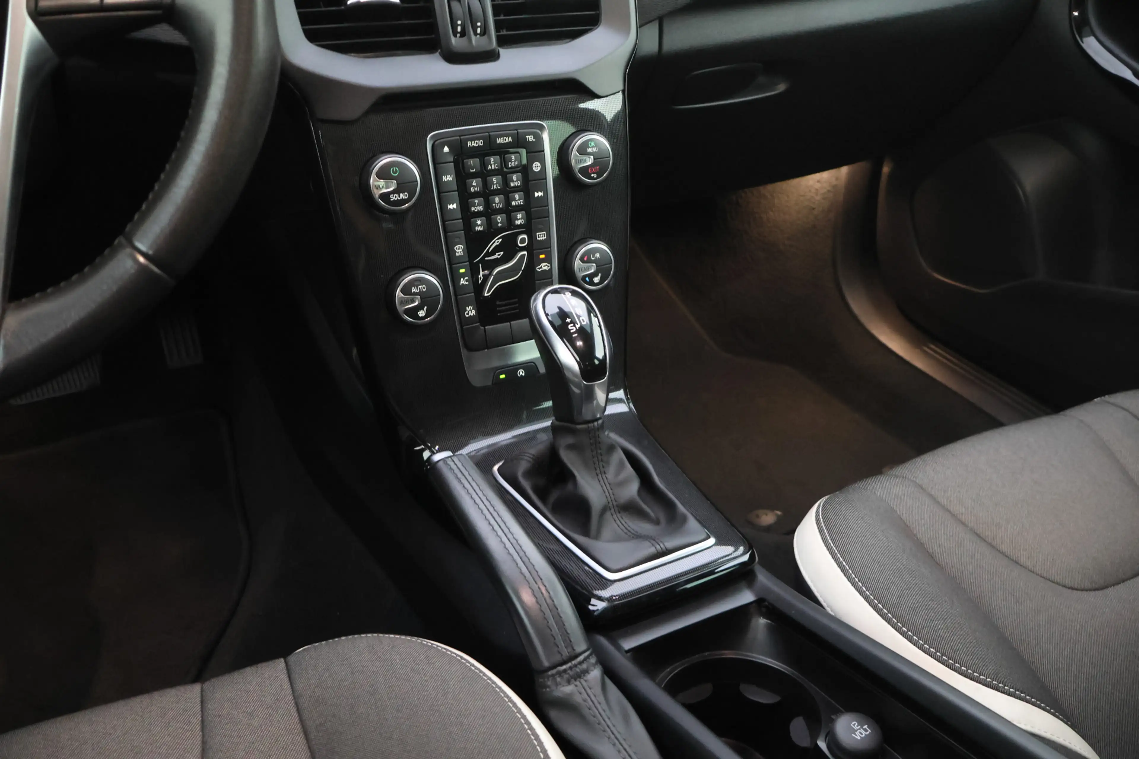 Volvo V40 Cross Country 1.5 T3 Dynamic Edition FULL LED | NAVI | STOELVERW — photo 18