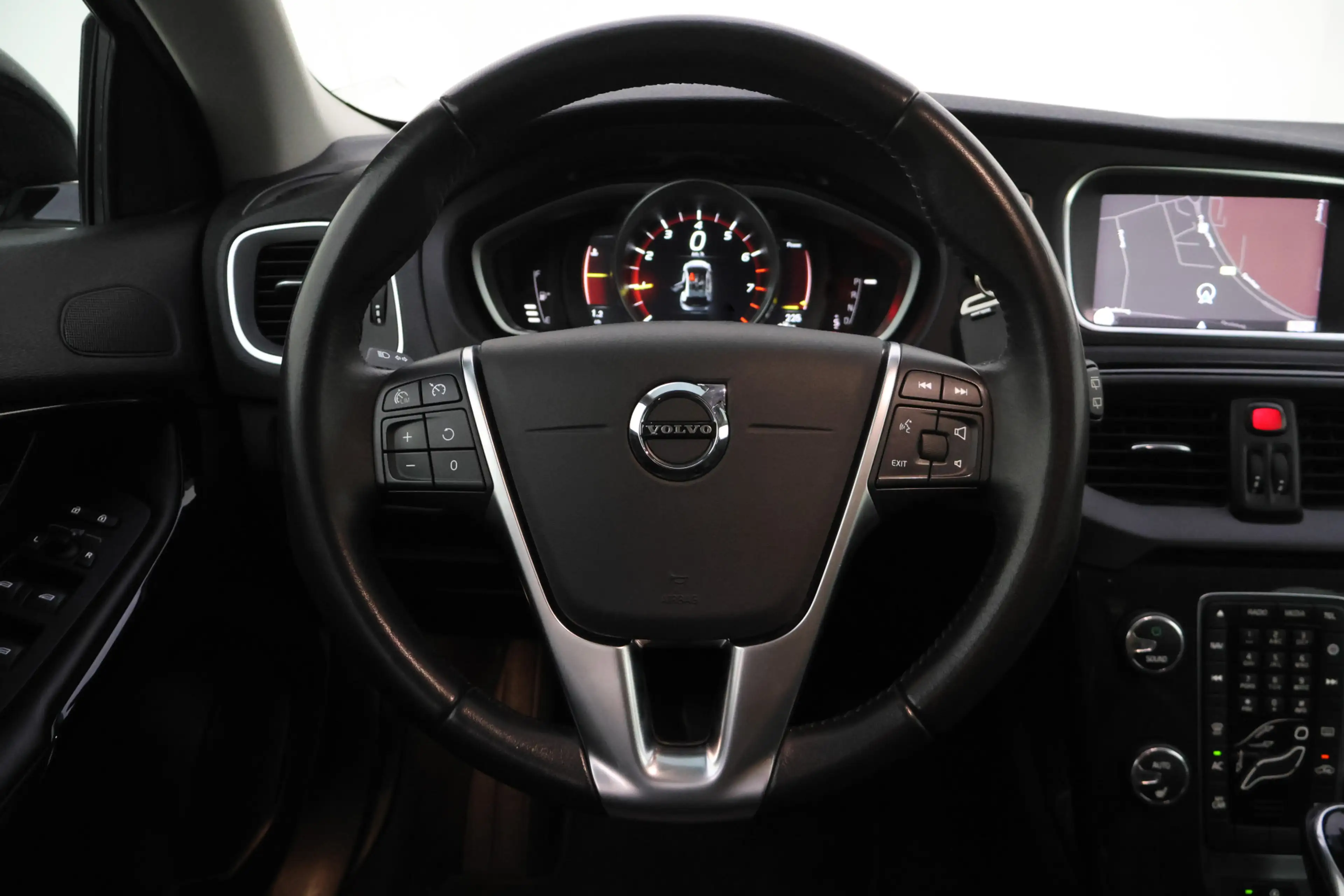 Volvo V40 Cross Country 1.5 T3 Dynamic Edition FULL LED | NAVI | STOELVERW — photo 17