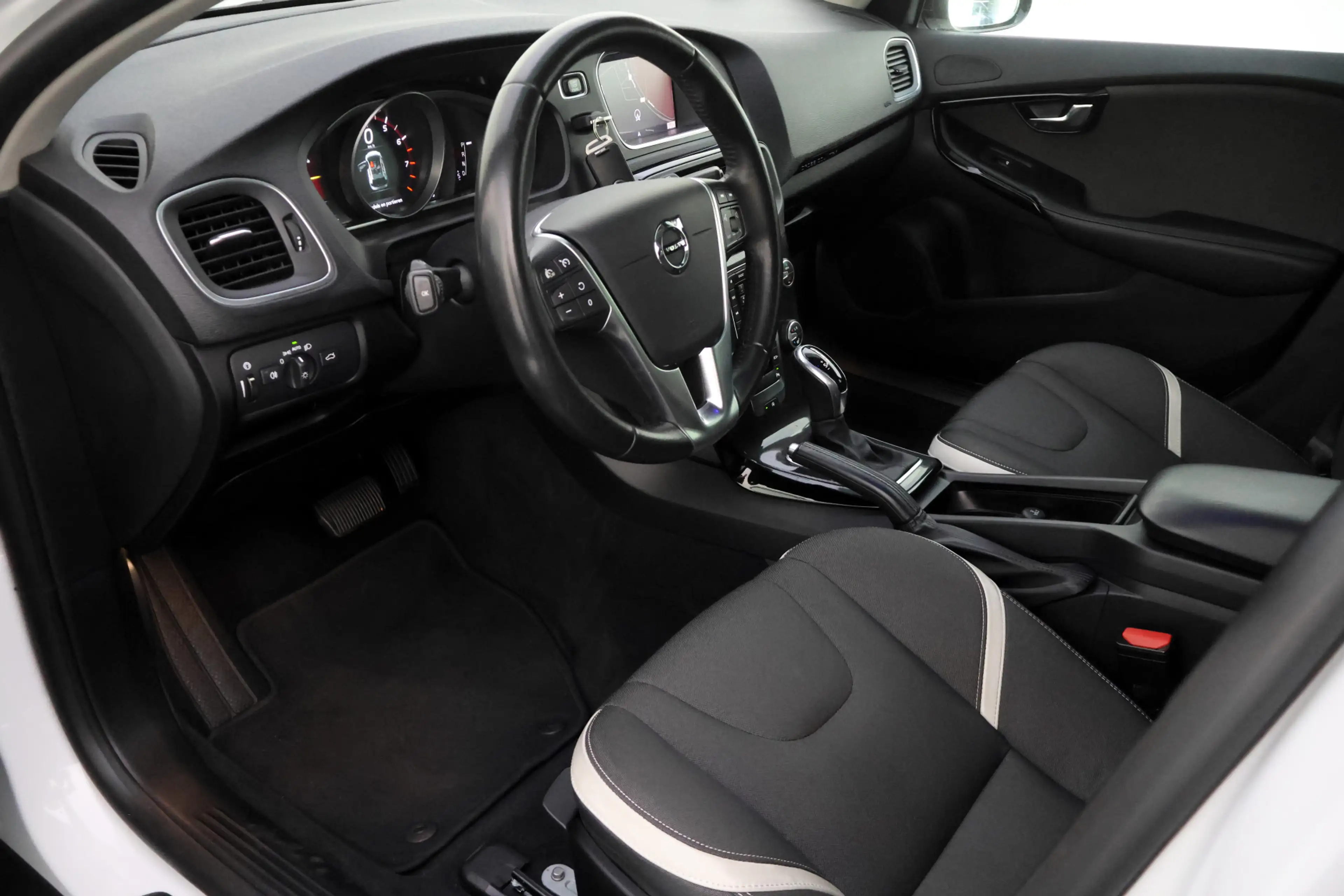 Volvo V40 Cross Country 1.5 T3 Dynamic Edition FULL LED | NAVI | STOELVERW — photo 16