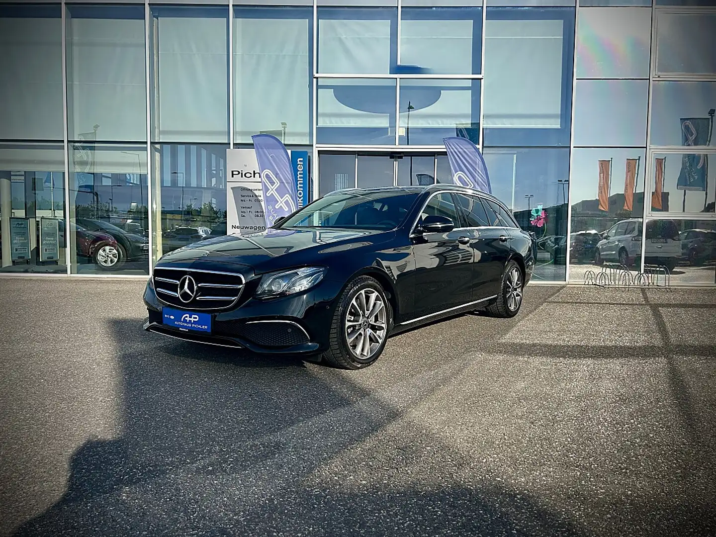 Mercedes-Benz E 220 d T Avantgarde 4MATIC Aut. Schwarz - 1