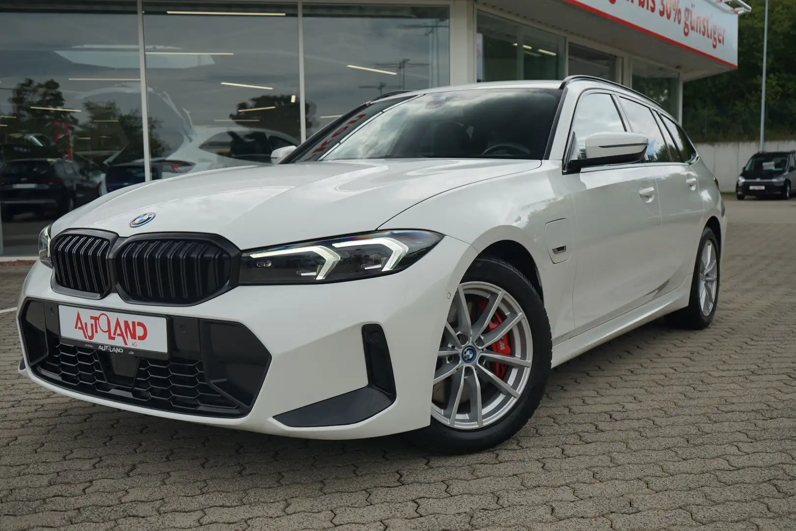 BMW 330 330e M-Sport Touring PHEV LED ACC Navi Kamera Weiß - 2