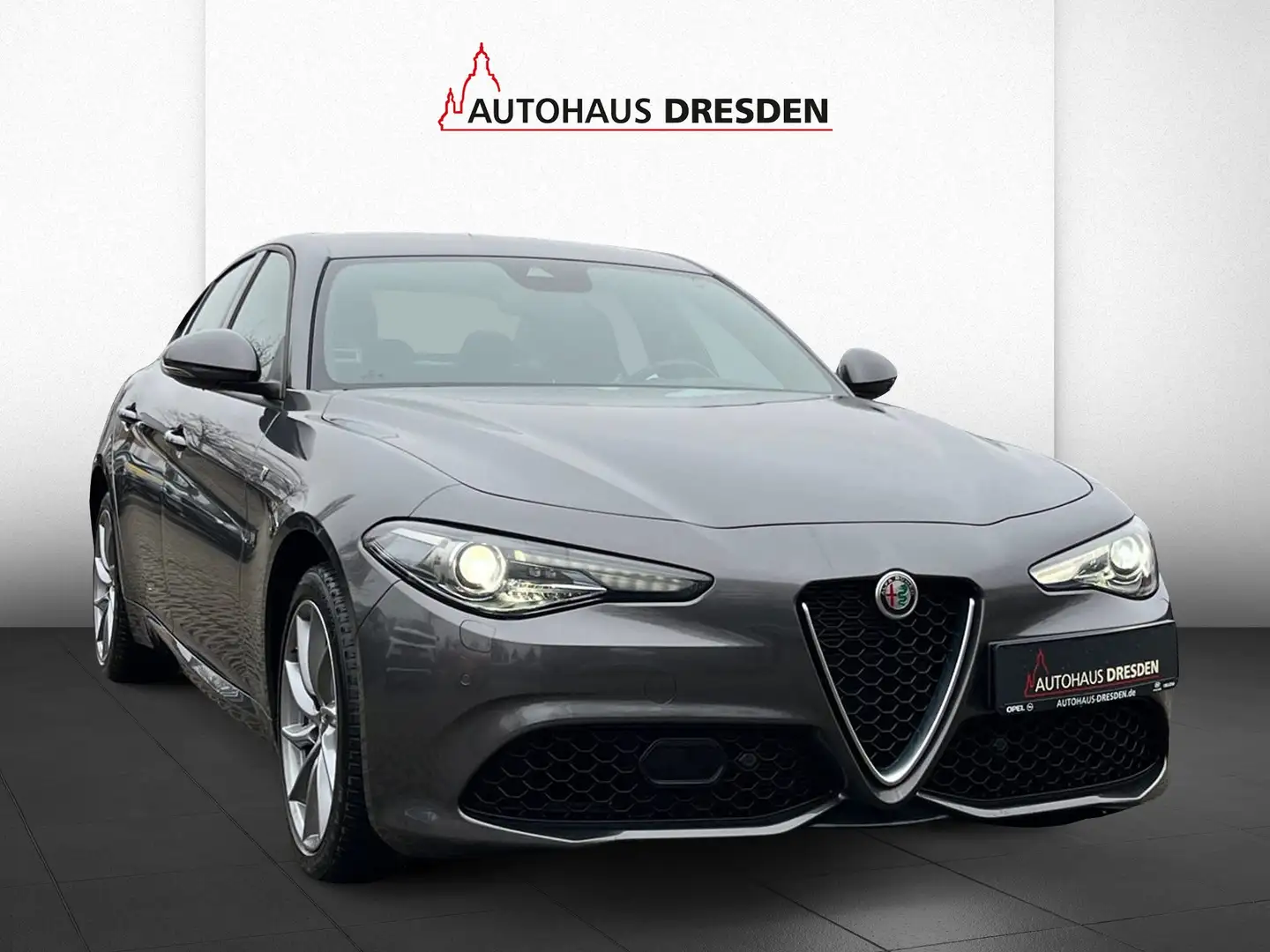 Alfa Romeo Giulia 2.0Turbo 16V ALLRAD LED / NAVI / W-PAKET Grau - 2