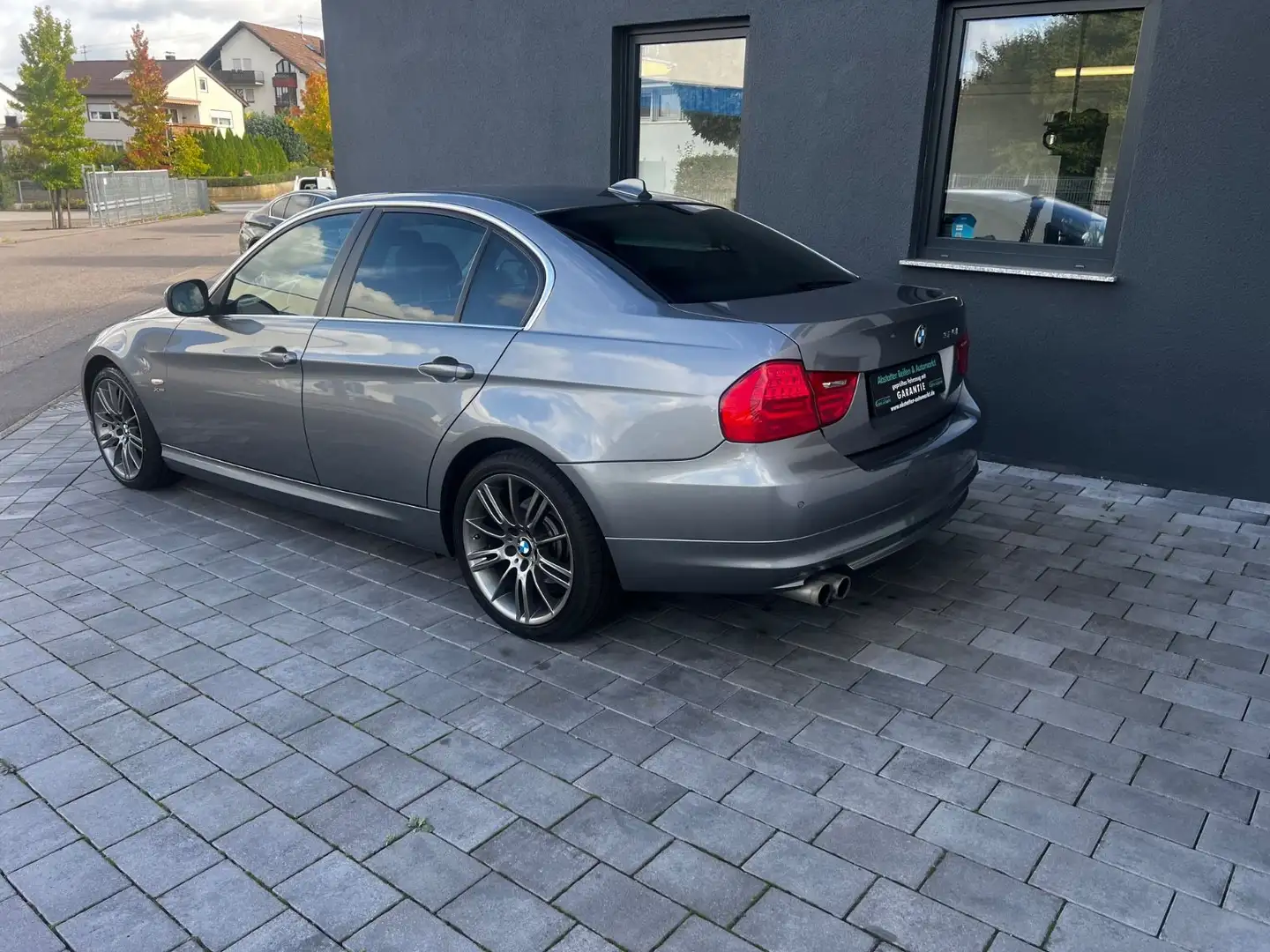 BMW 325 i xDrive Automatik/Navi/Leder Grau - 2