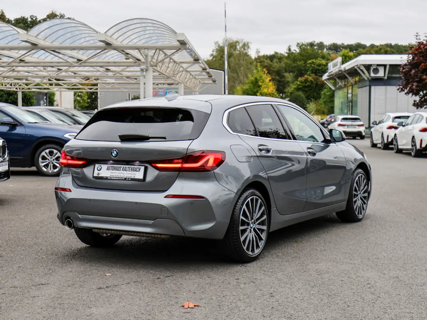 BMW 118 i Advantage PANO LED ACC NAVI KAMERA LEDER Gris - 2