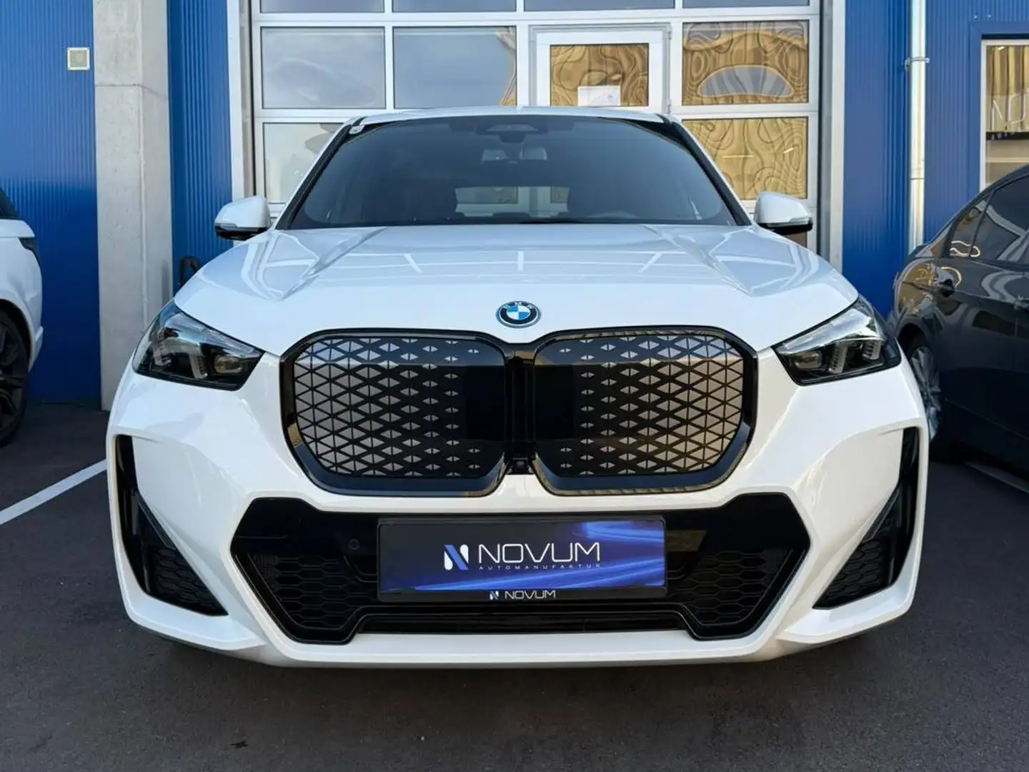 BMW iX1 20 eDrive M Sport Weiß - 1