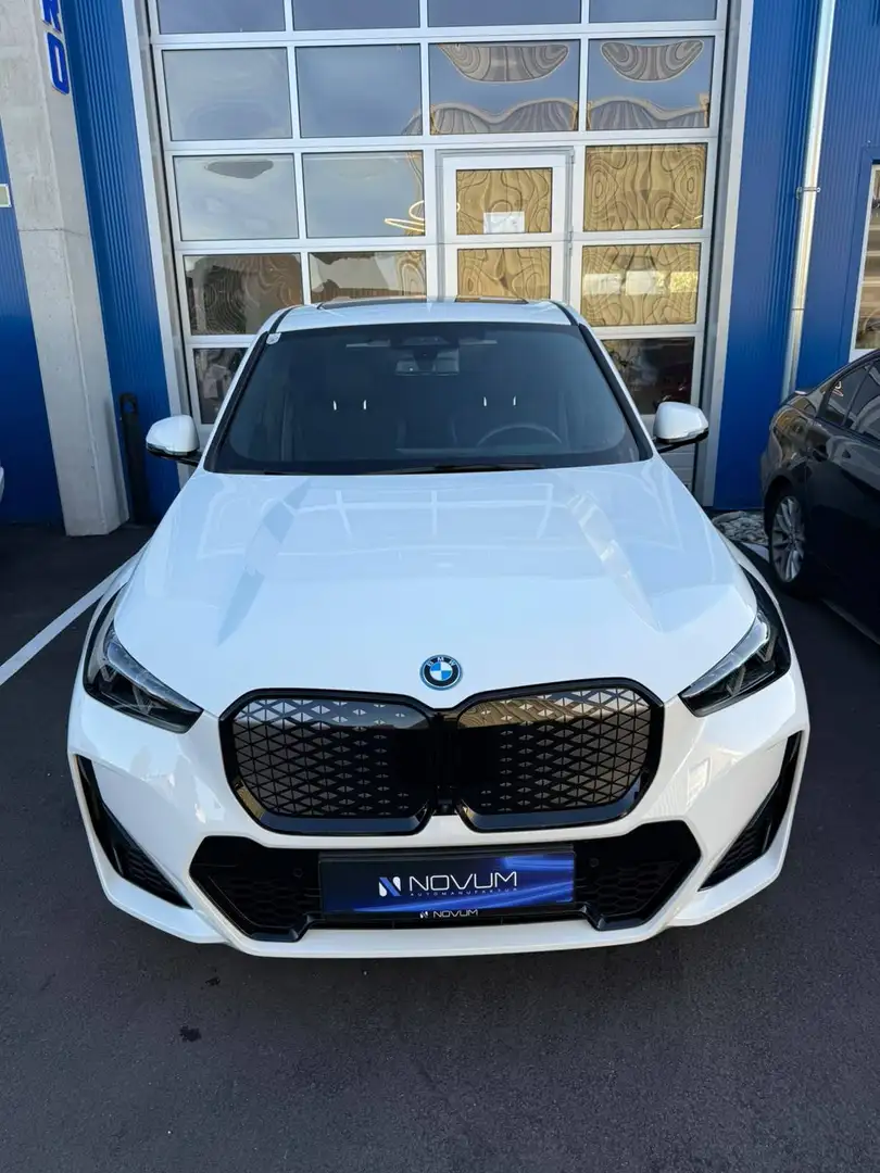 BMW iX1 20 eDrive M Sport Weiß - 2