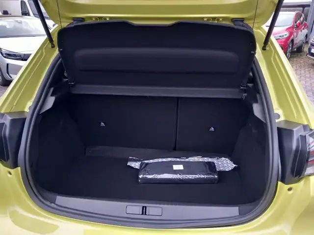 Peugeot 208 view 11