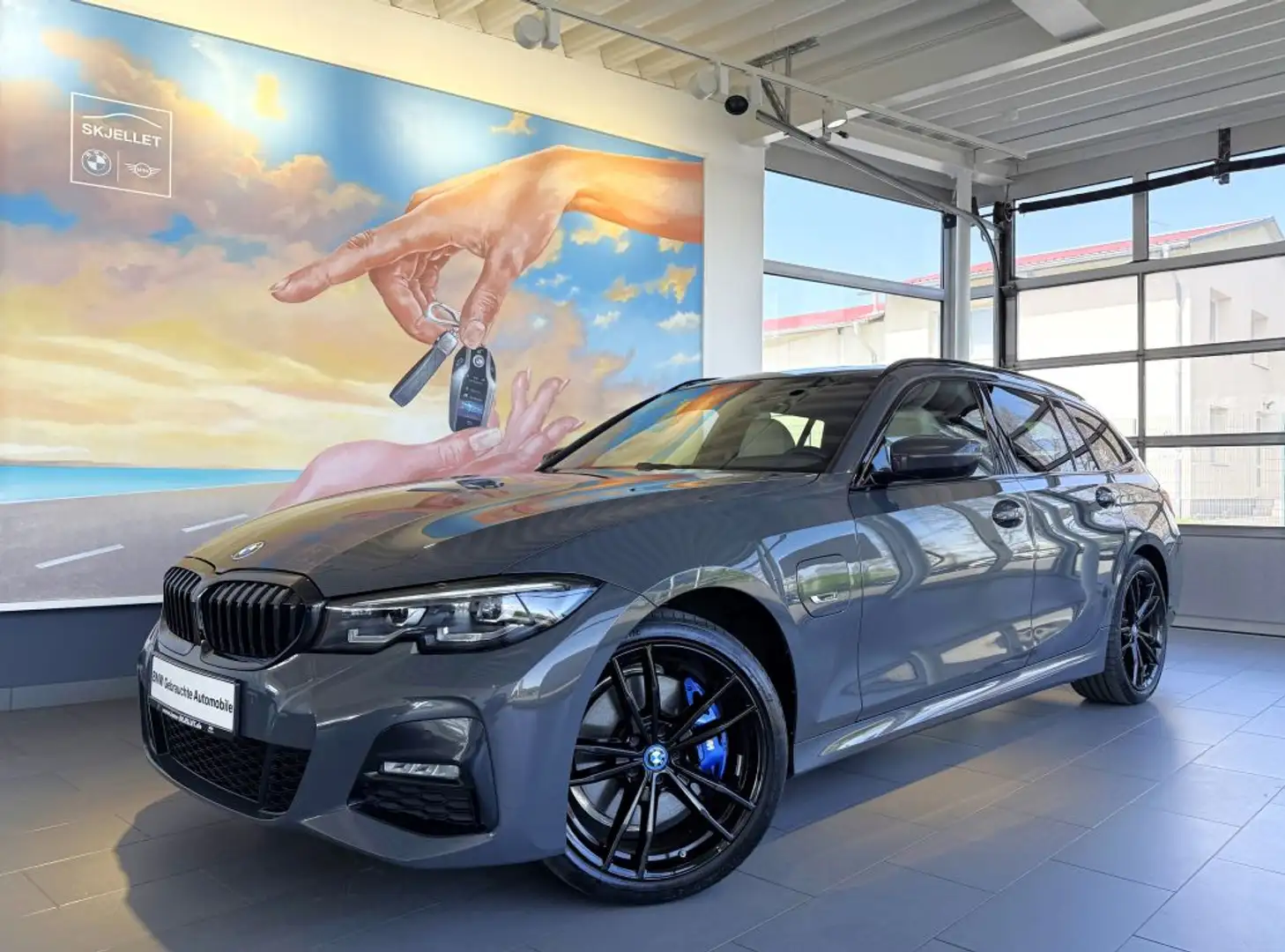 BMW 330 e Tour. M SPORT Shadow PANO+LIVEprof+LED+HIFI Šedá - 1