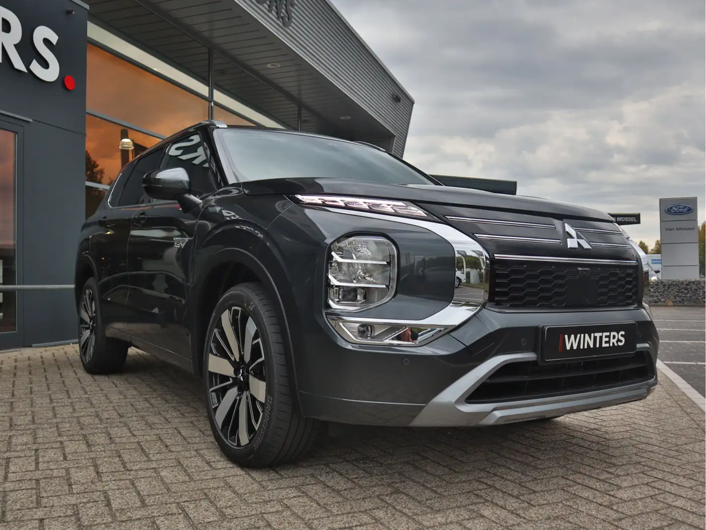 Mitsubishi Outlander 2.4 PHEV Instyle+ Nieuw uit voorraad leverbaar! Gris - 2