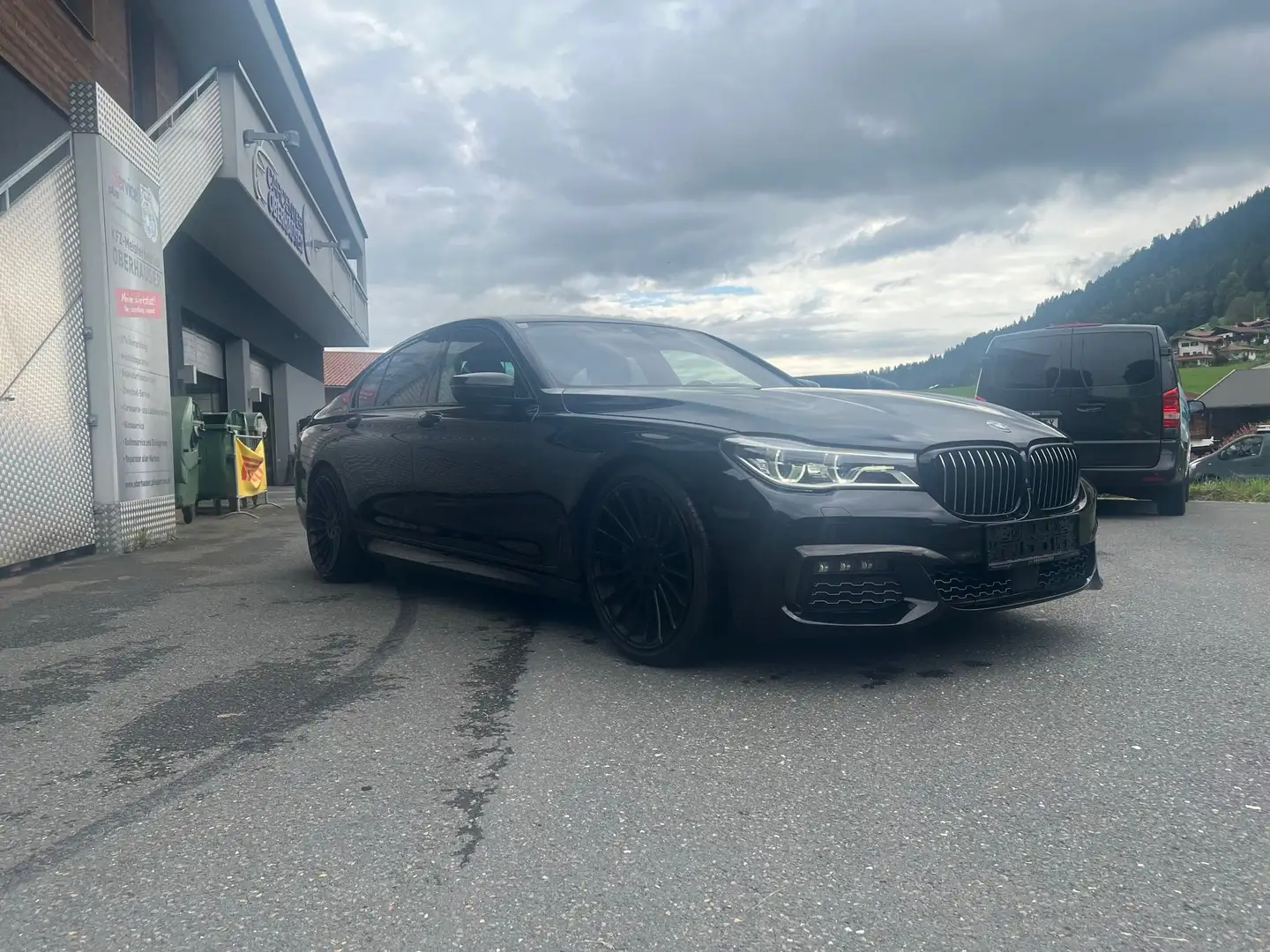 BMW 730 730d xDrive Aut. M Paket /21" Hamann Schwarz - 2