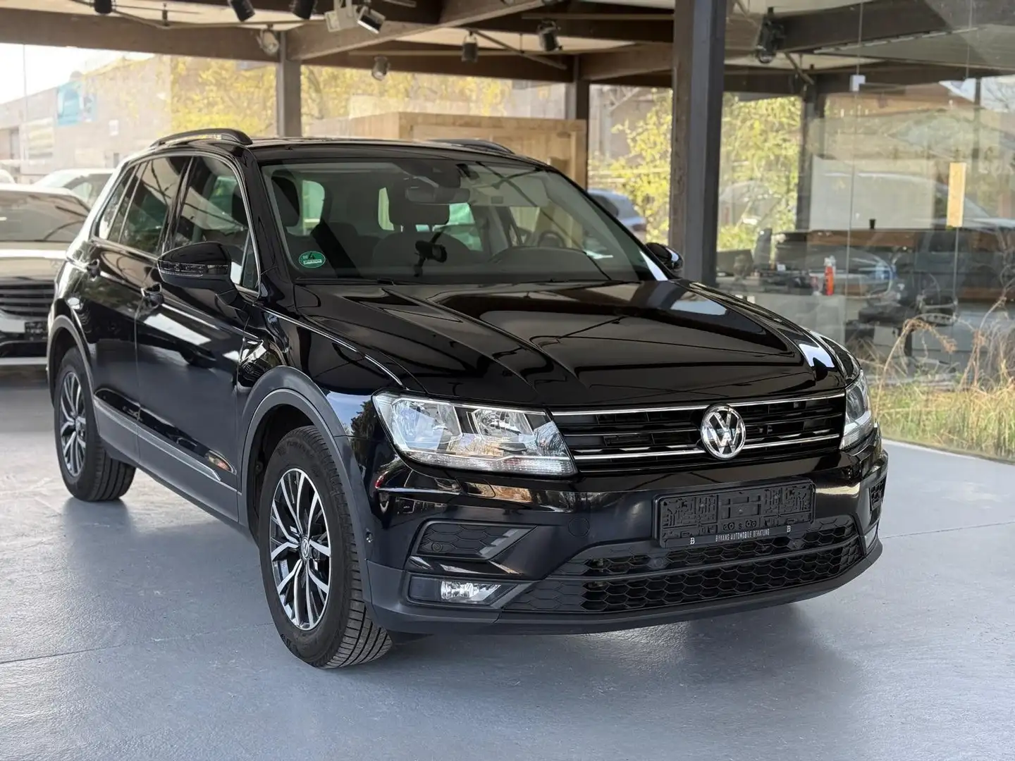 Volkswagen Tiguan Comfortline BMT/Start-Stopp-Pano-Kamera crna - 1