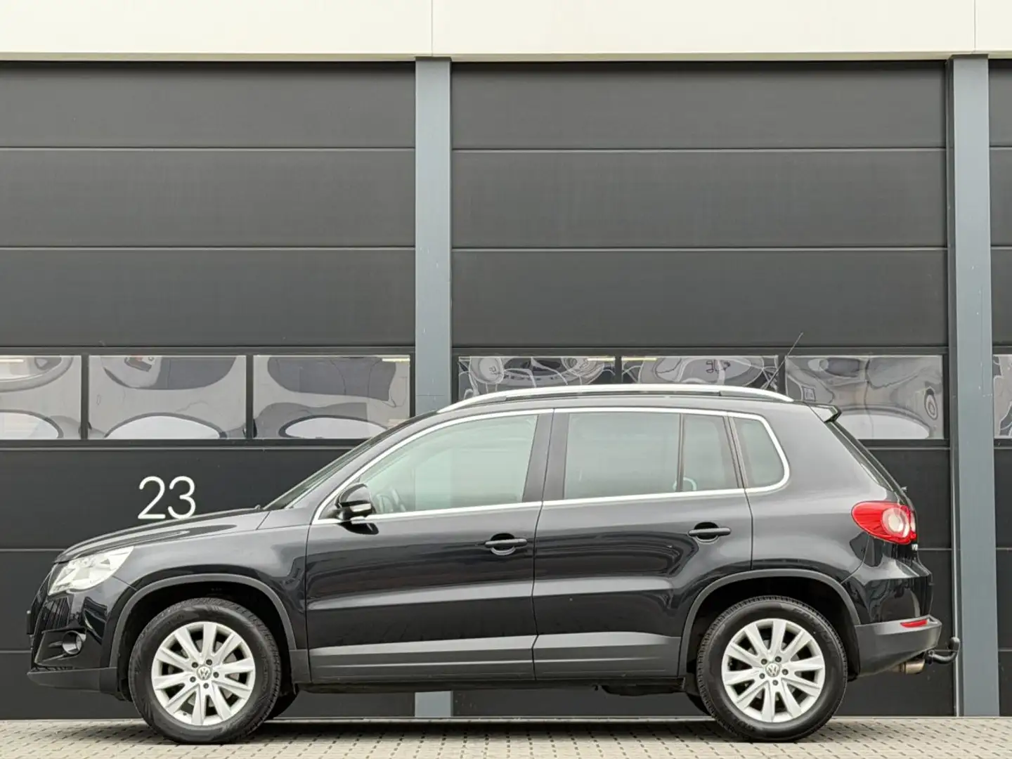 Volkswagen Tiguan 2.0 TDI Sport&Style 4Motion Zwart - 2