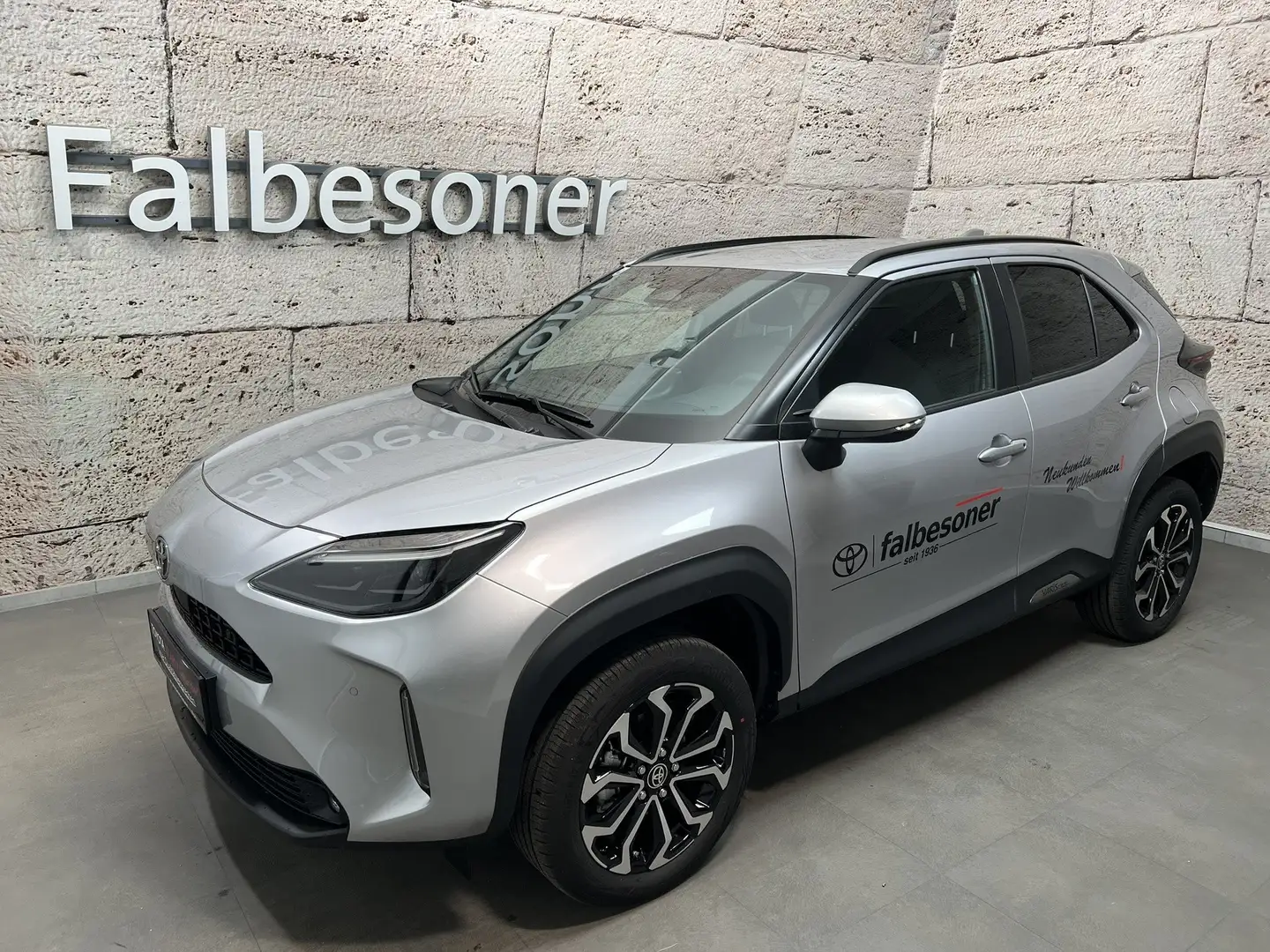 Toyota Yaris Cross Hybrid AWD-i Active Drive + Safety P. 130PS Silber - 2