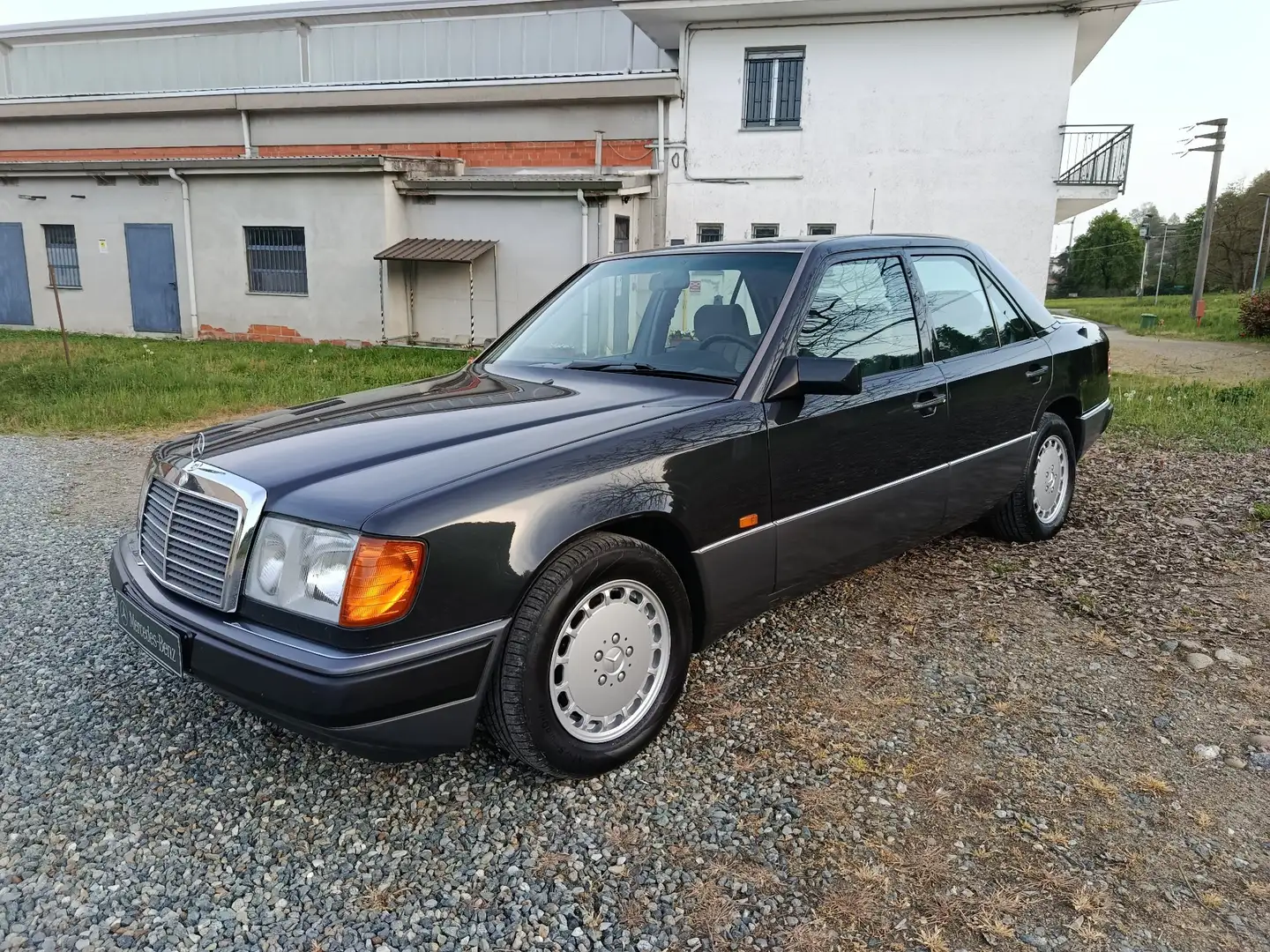 Mercedes-Benz 260 E Automatic Schwarz - 1