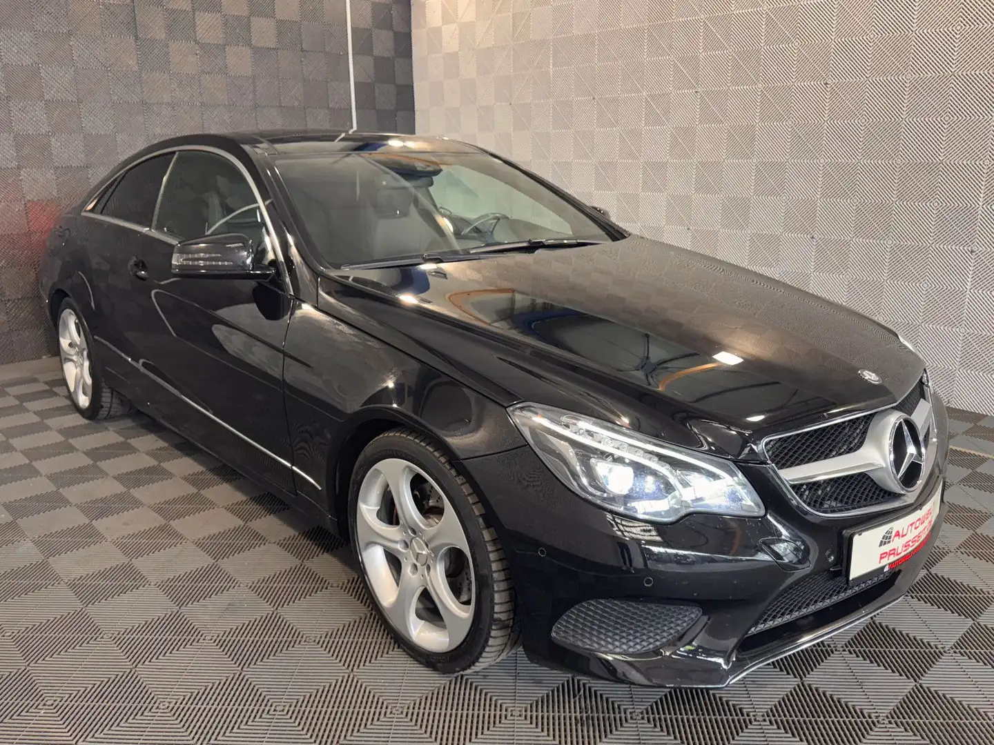 Mercedes-Benz E 220 Coupe*SPORT*LED-MEMORY-SHZ-PANO-NAVI-18" Schwarz - 1