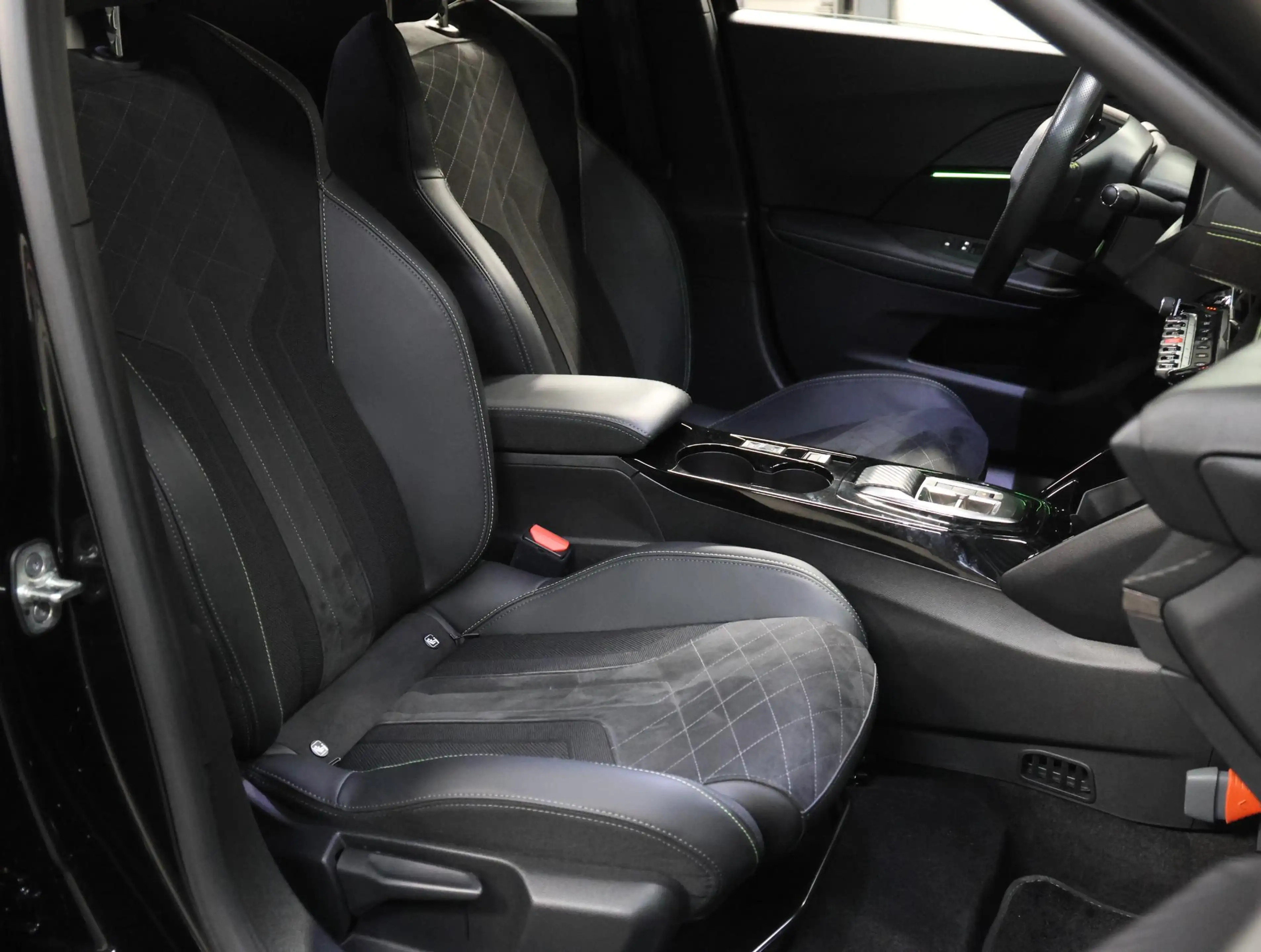 Peugeot e-2008 EV GT Pack 50 kWh 136PK | 1ste eigenaar | AppleCar — photo 11